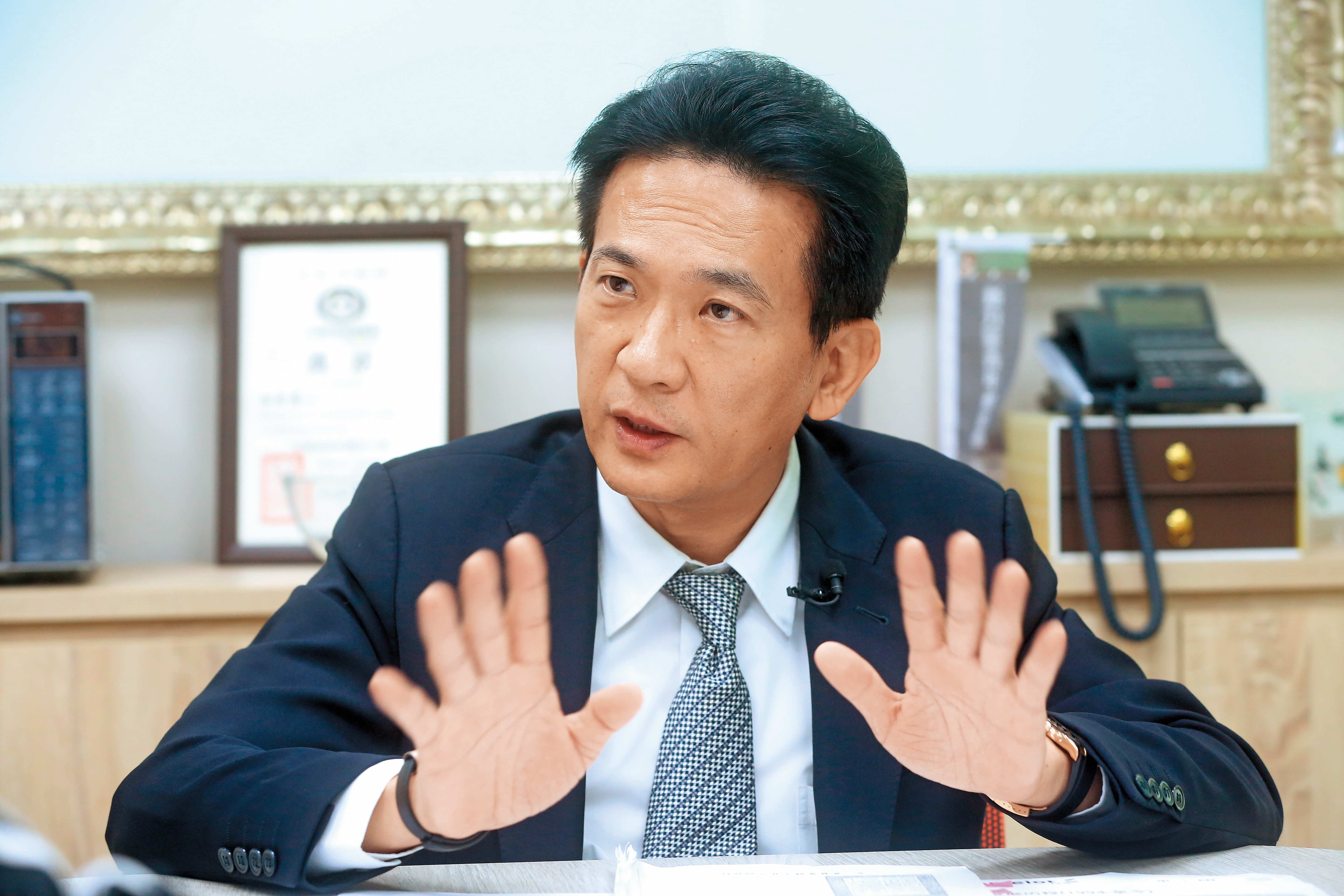民進黨立委林俊憲接獲民眾檢舉，向經濟部投審會告發柯萊特是「假外資、真中資」。
