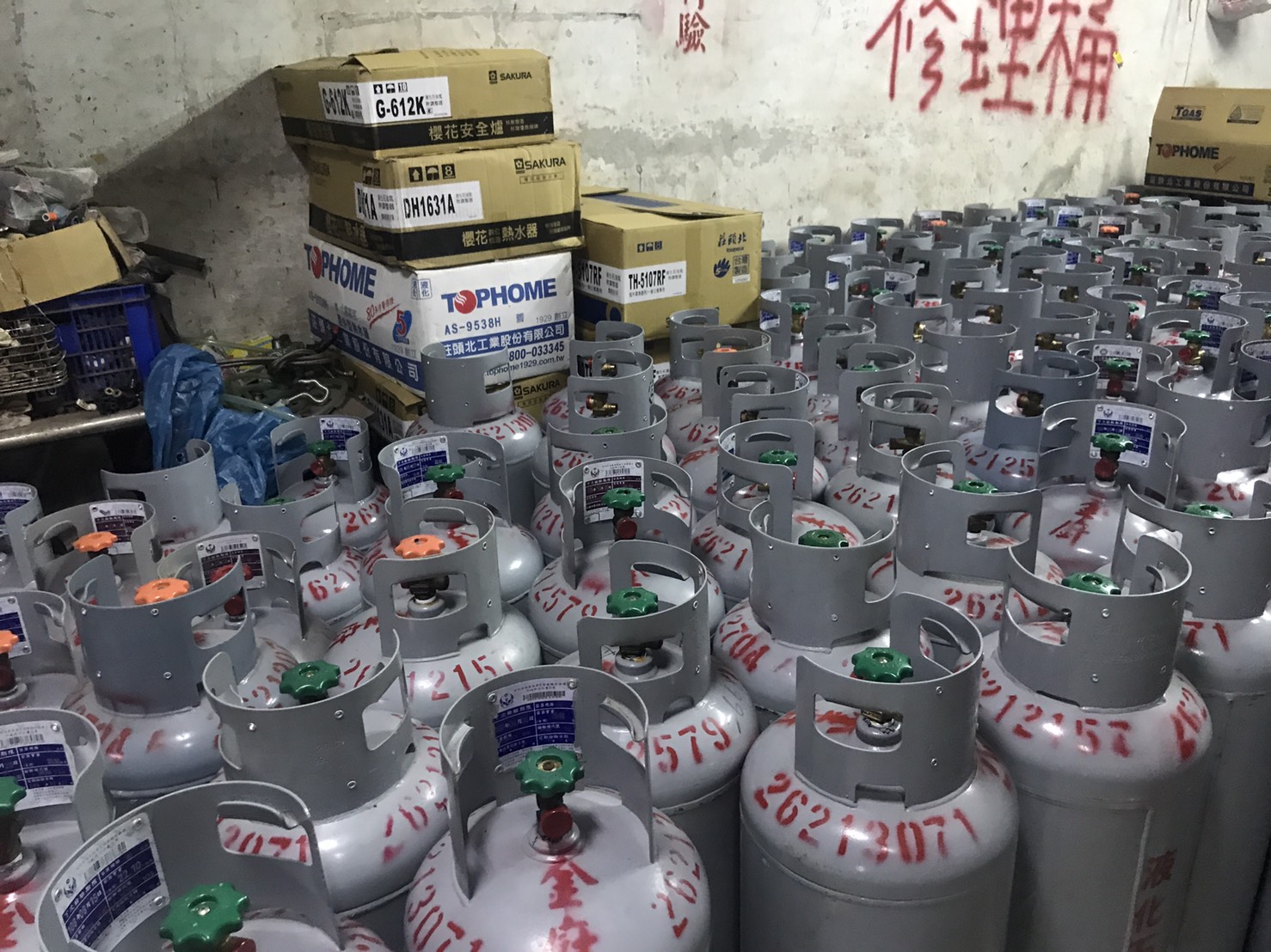 淡水中山北路的瓦斯業者違法囤放大量瓦斯鋼瓶，遭消防局開單罰鍰。（翻攝畫面）