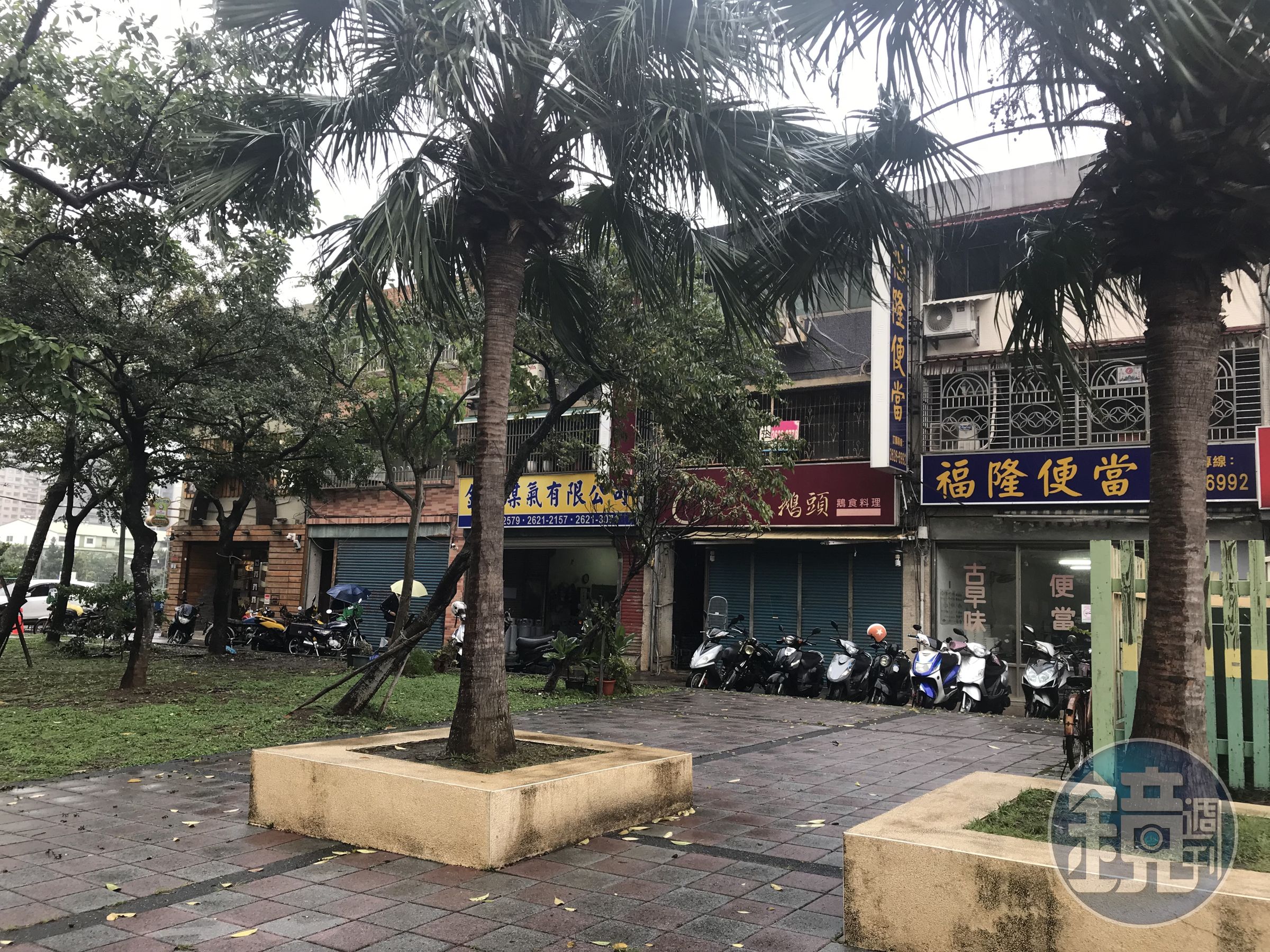 該瓦斯業者為於民宅和店家旁，若發生意外則後果不堪設想。（翻攝畫面）