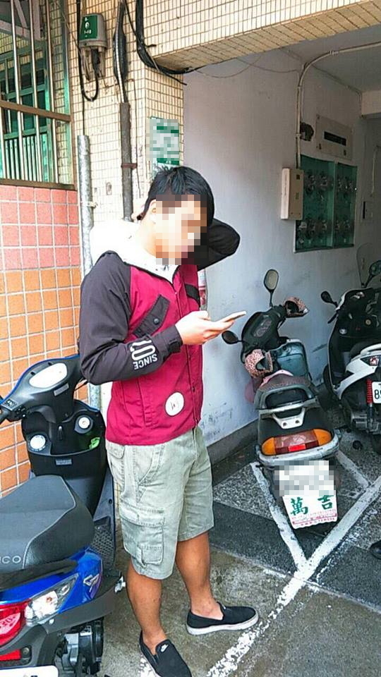 受僱潑灑瀝青的胡姓大學生。(翻攝畫面)