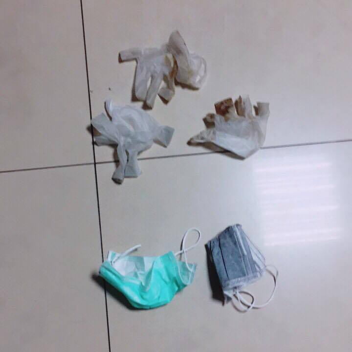 警方在胡姓大學生家中找到的作案用手套和口罩。(翻攝畫面)