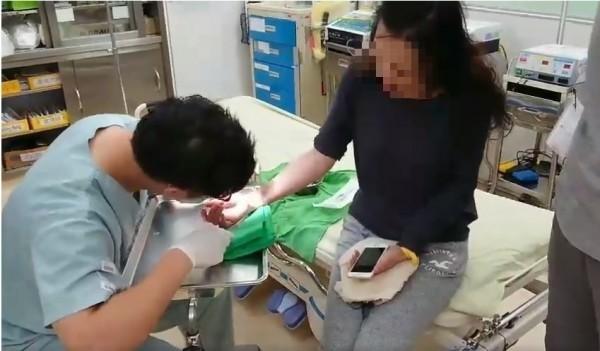 遭到拉扯而跌坐上手掌擦傷的詹姓空姐。(翻攝畫面)