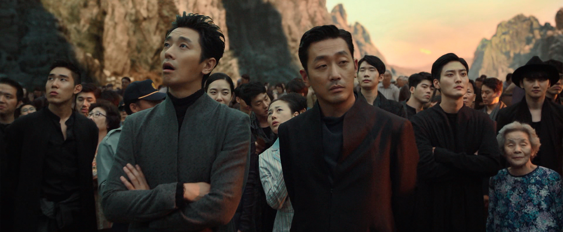 河正宇（右）與朱智勳（左）扮演陰間使者，跳脫傳統牛頭馬面的刻版印象。（采昌國際）