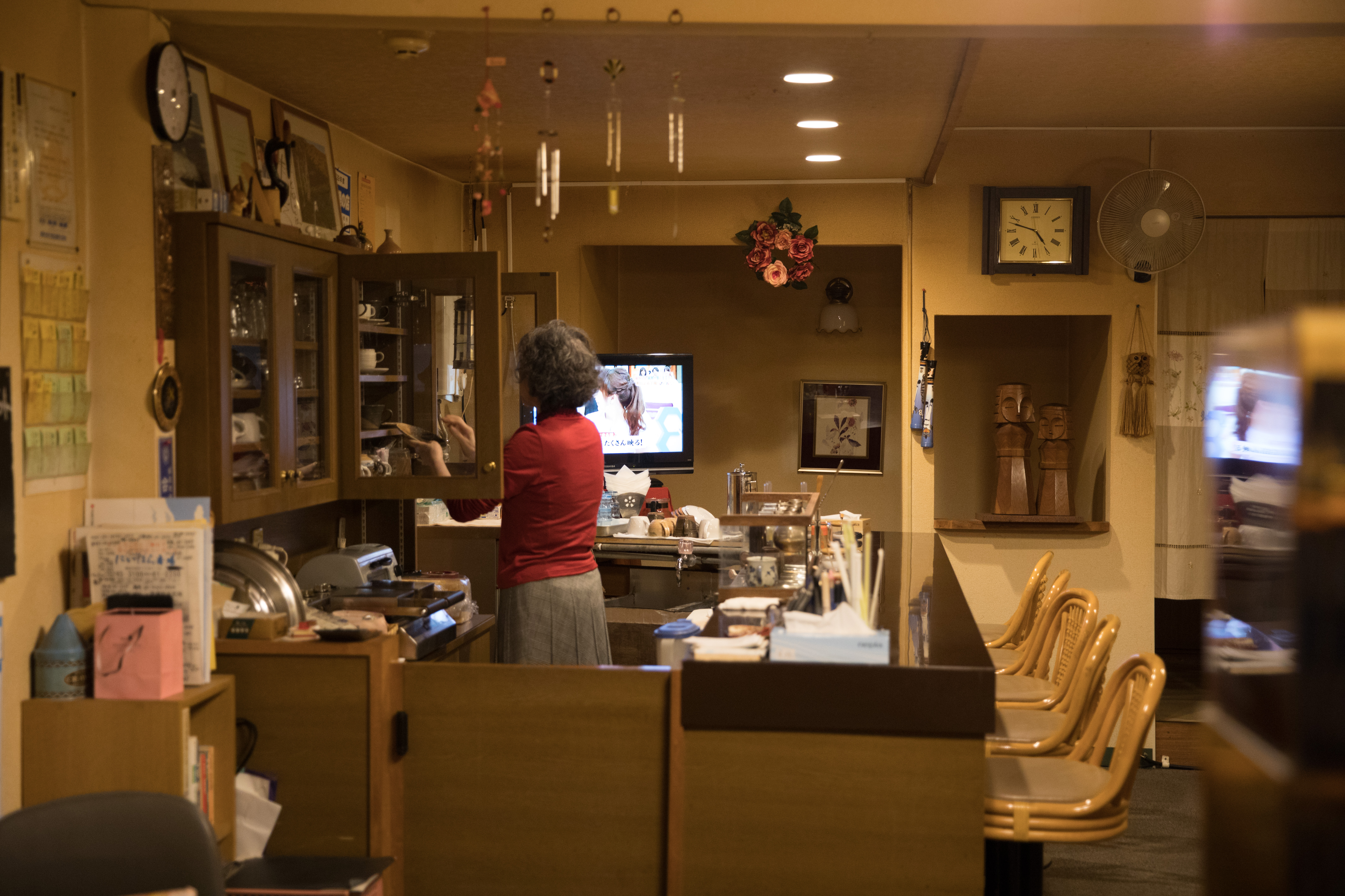 老闆娘獨自在店內，等待客人到來。