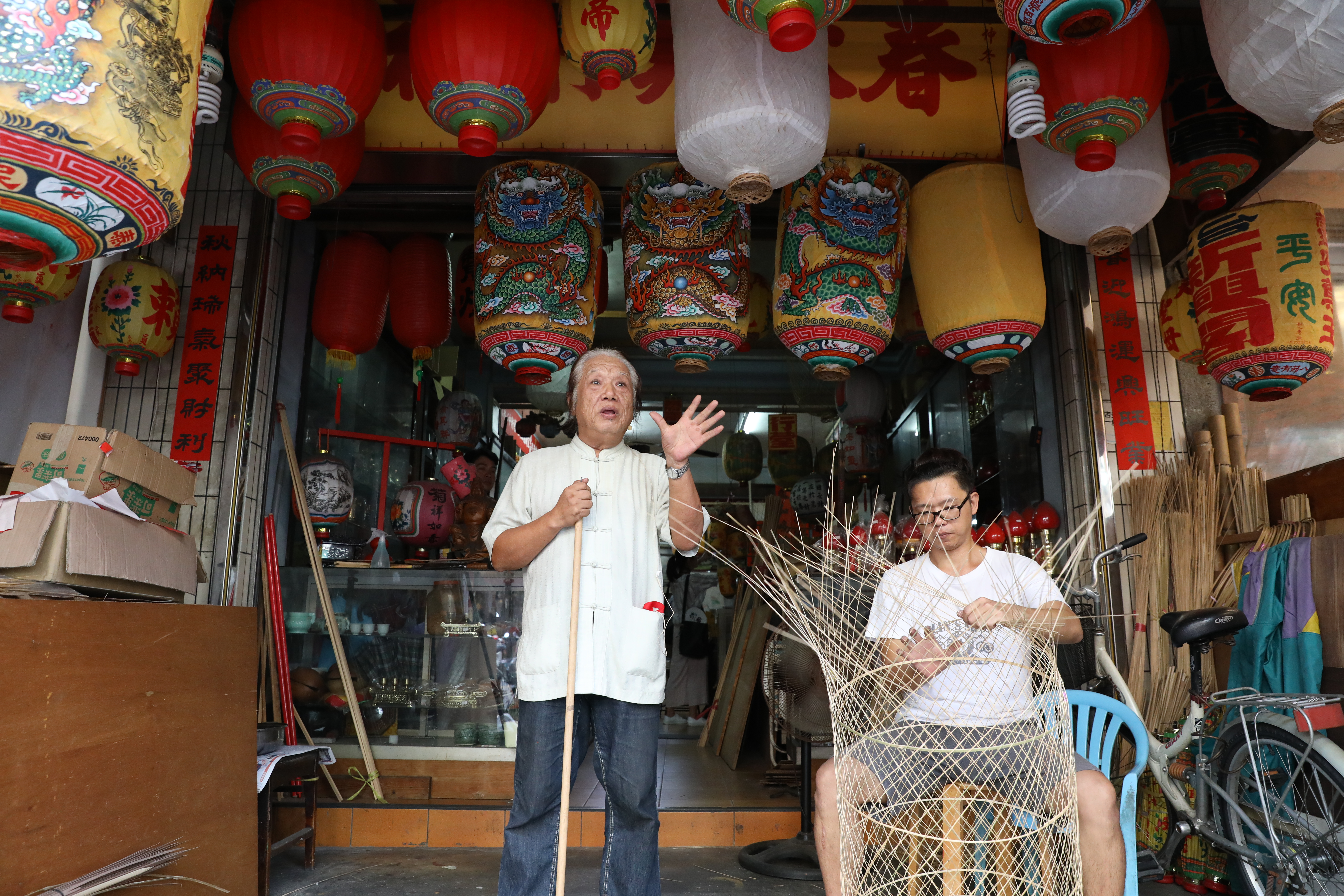 找遍台灣也難尋的手製燈籠美術社，在彰化市區有一間。