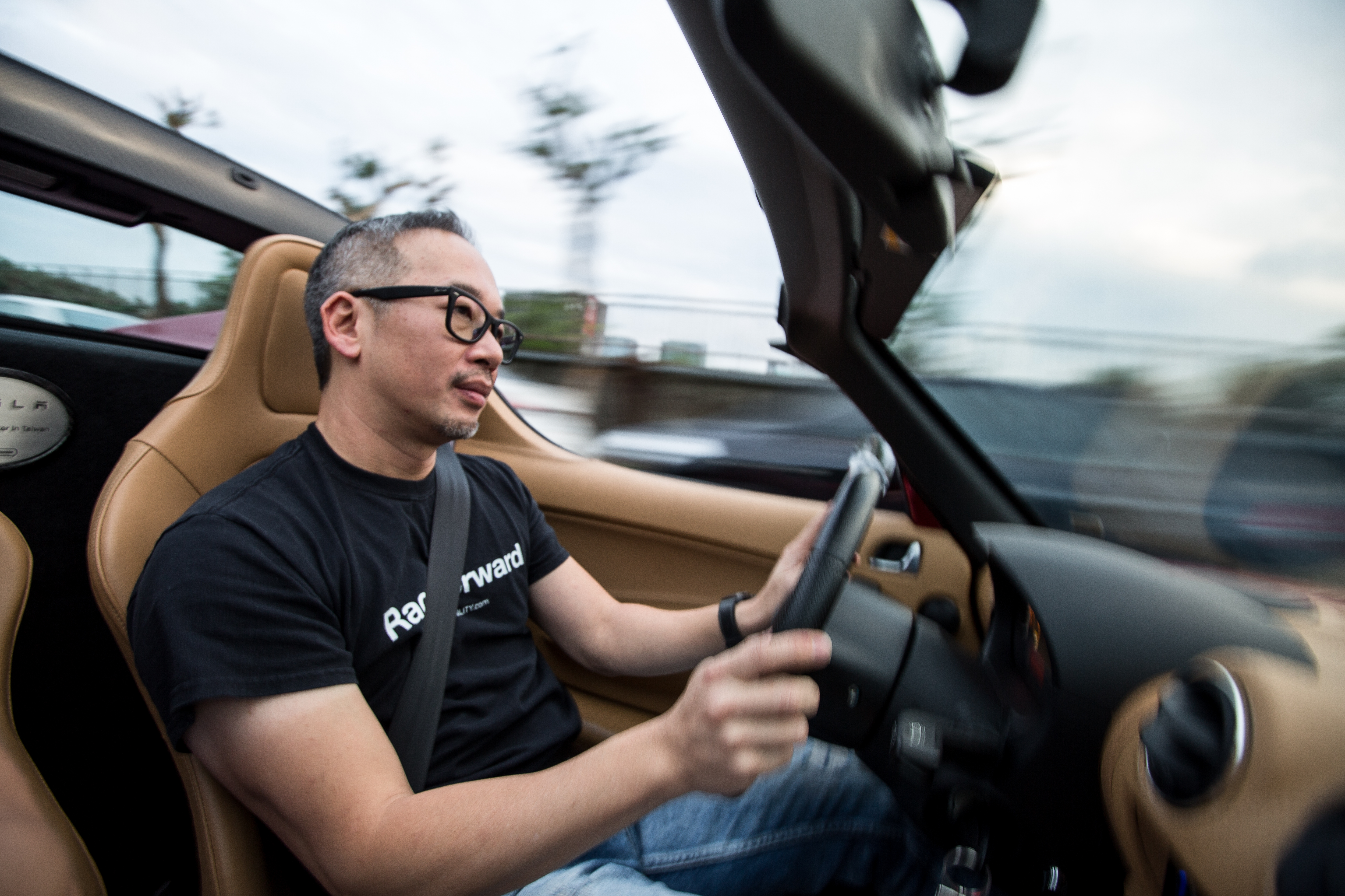 2011年，一次到美國矽谷出差試車Tesla電動超跑Roadster，點亮了洪裕鈞對發展商用電動車的無限想像。