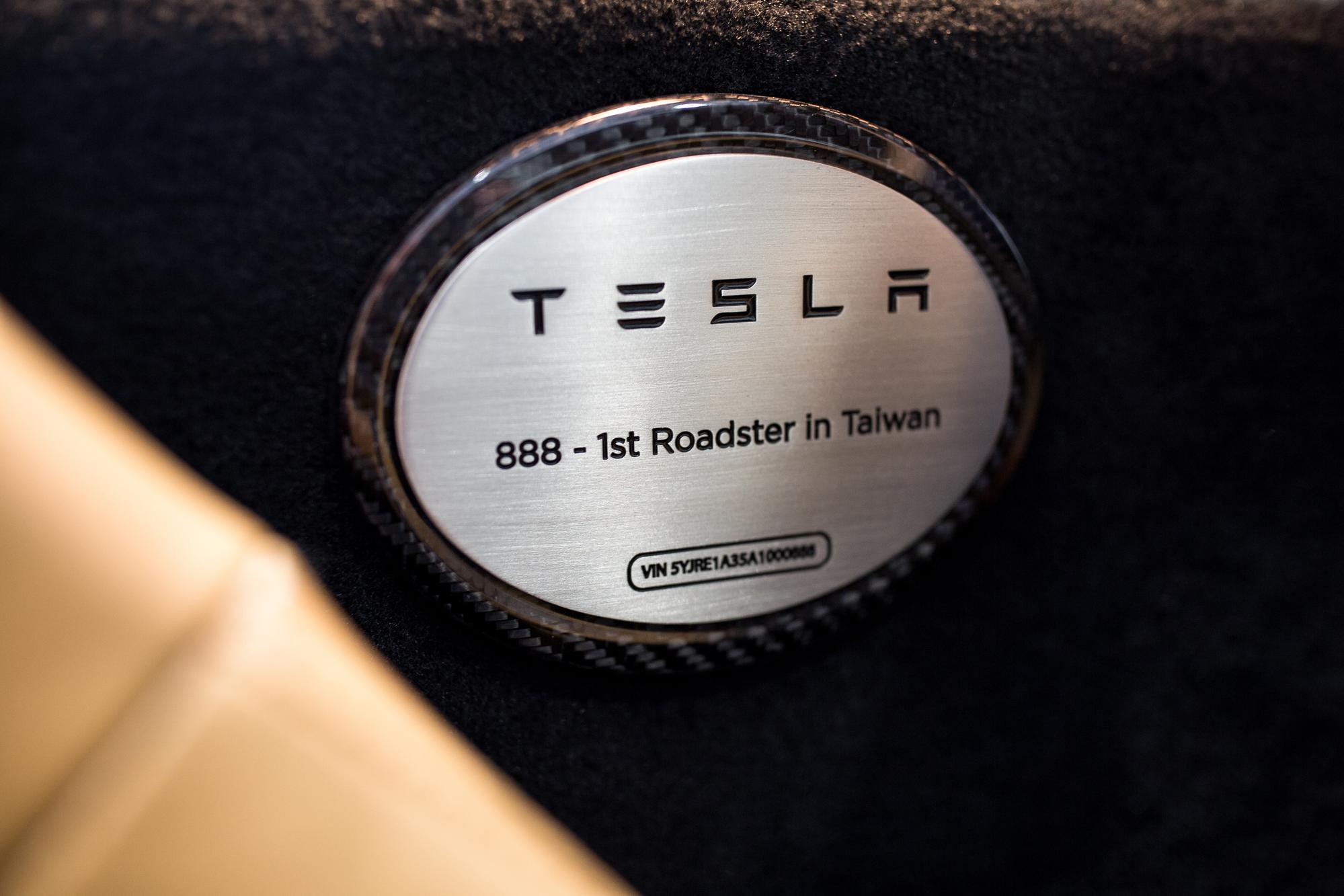 身為Roadster的第一位台灣訂戶，Tesla在車身上特製「888」的編號送給洪裕鈞。