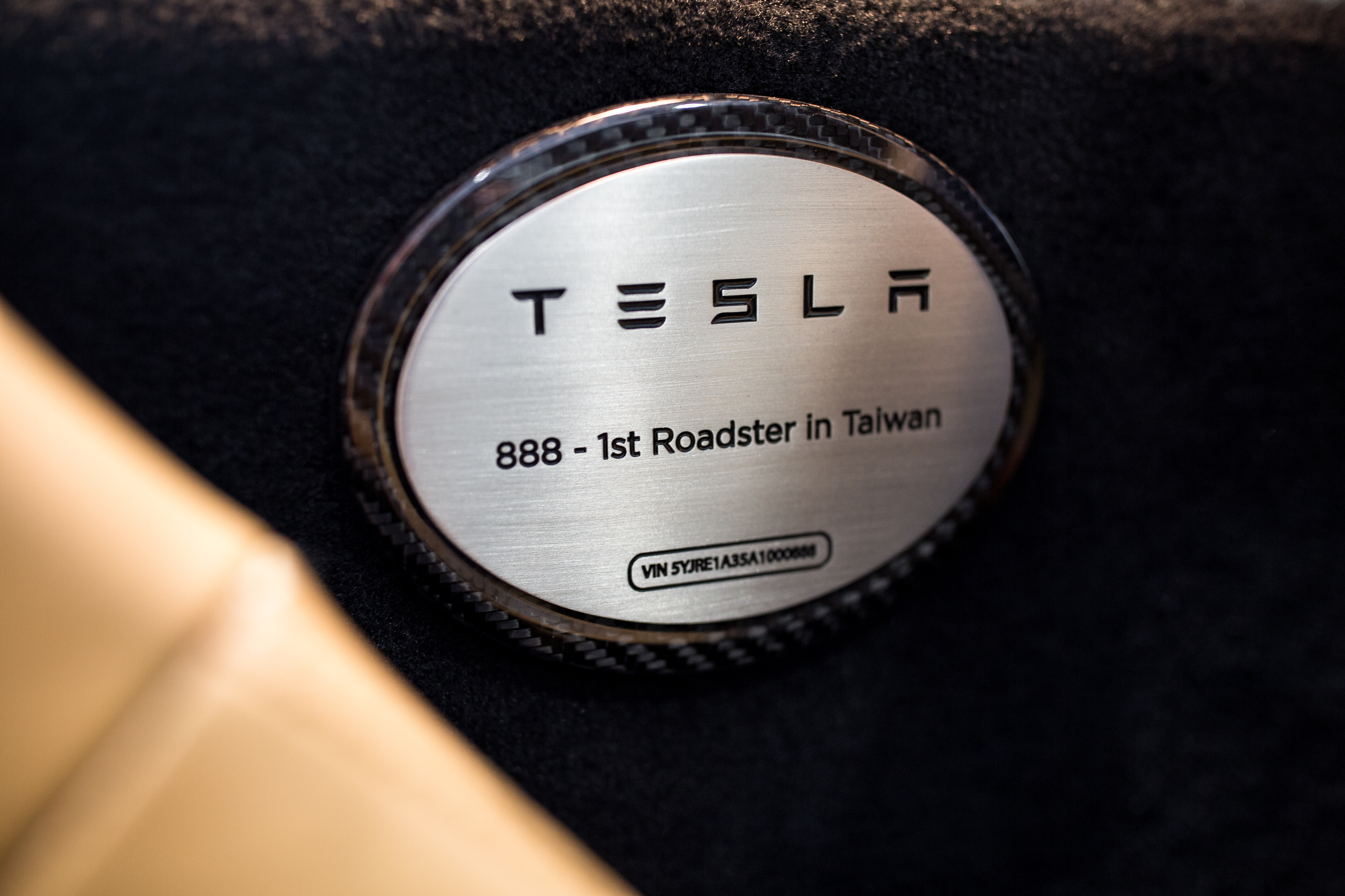 身為Roadster的第一位台灣訂戶，Tesla在車身上特製「888」的編號送給洪裕鈞。