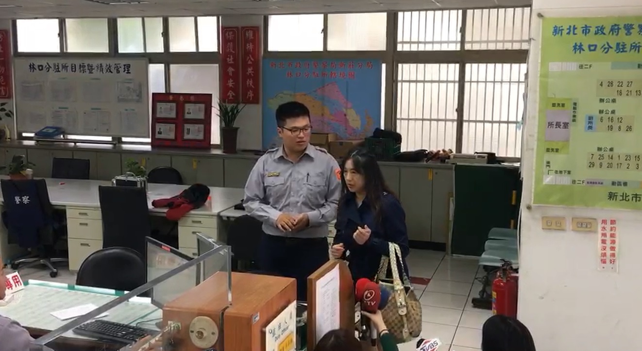 藝人蘇霈信用卡遭盜刷近6萬元，她今日前往派出所報案。