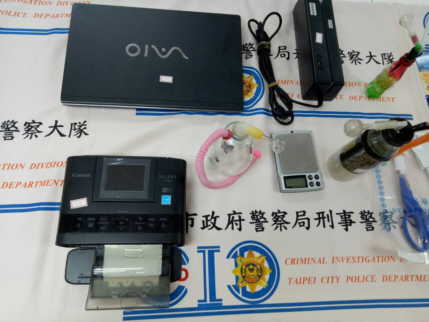 除信用卡偽卡專業製成工具外，警方也起獲毒品吸食器具。（警方提供）