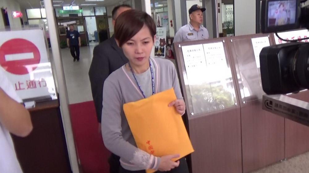 前行政院祕書長林世益因涉及中鋼爐渣案，遭二審重判13年半，他的主播妻子彭愛佳也遭控洗錢，遭限制出境，彭愛佳出庭淚求解禁。