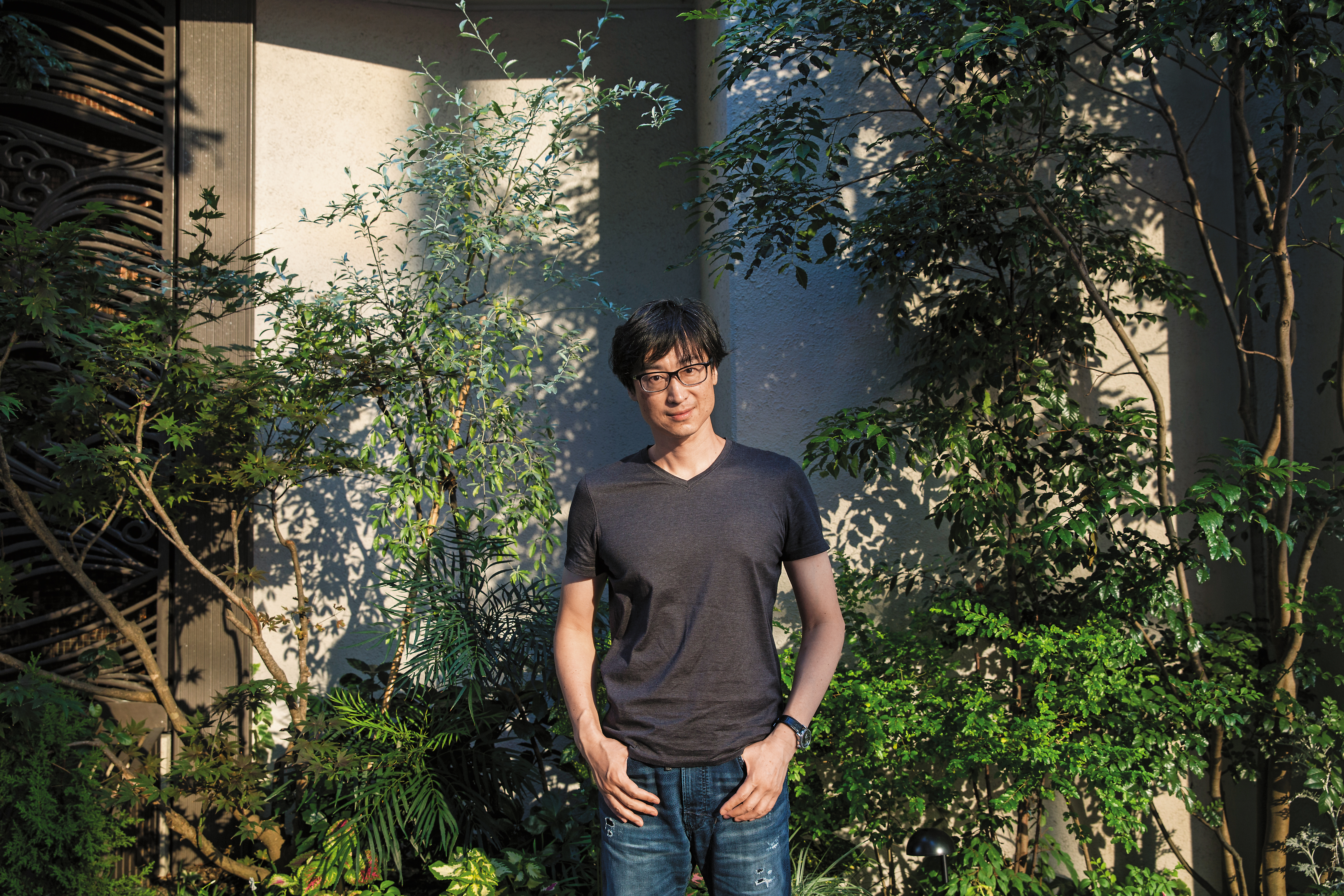 東山彰良目前除了寫小說,也在大學兼課教漢語,週末晚上還去主持廣播節目,談論音樂、閱讀與電影。