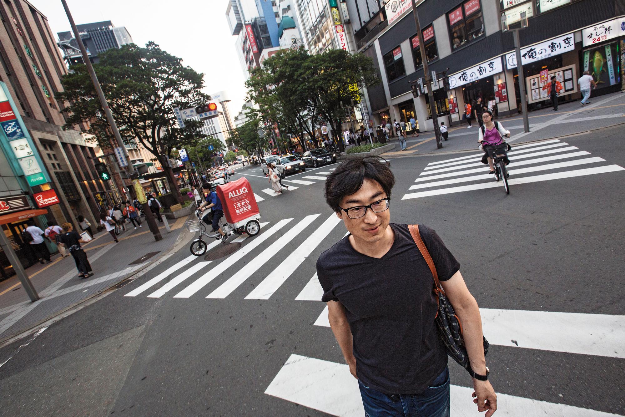 東山彰良跟我們約在福岡市區採訪。採訪完畢，他要去聽好友辻仁成（芥川賞作家、中山美穗前夫）的音樂發表會。