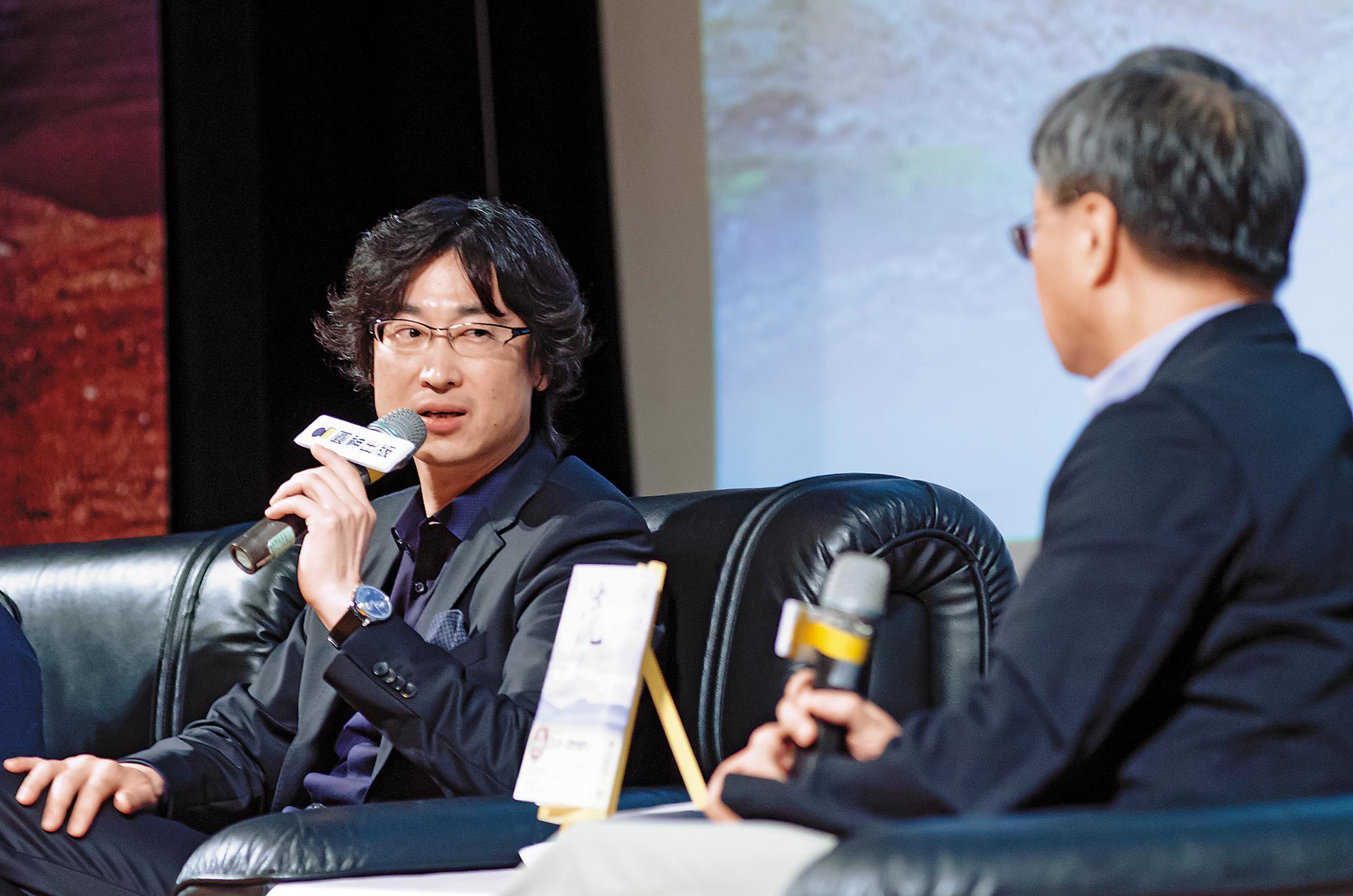 2016年6月,東山彰良(左)回台北舉辦小說《流》的簽書演講會,跟作家小野(右)一起對談。(圓神出版社提供)