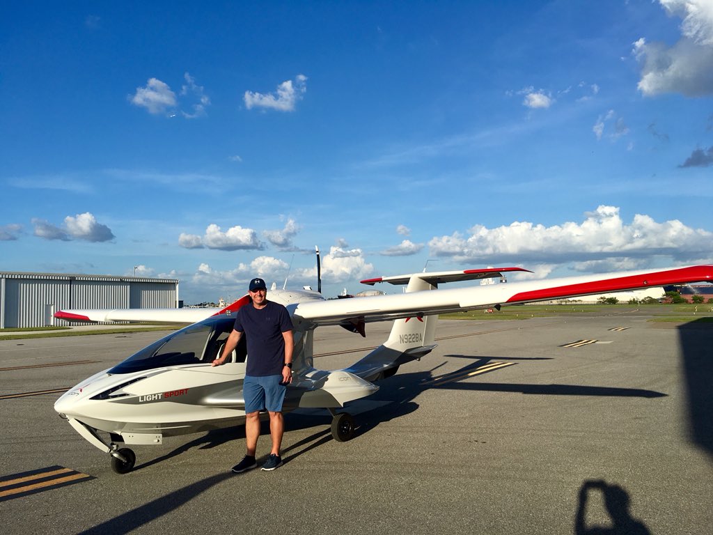 哈勒戴生前與他ICON A5型飛機合影。（Twitter / Roy Halladay）