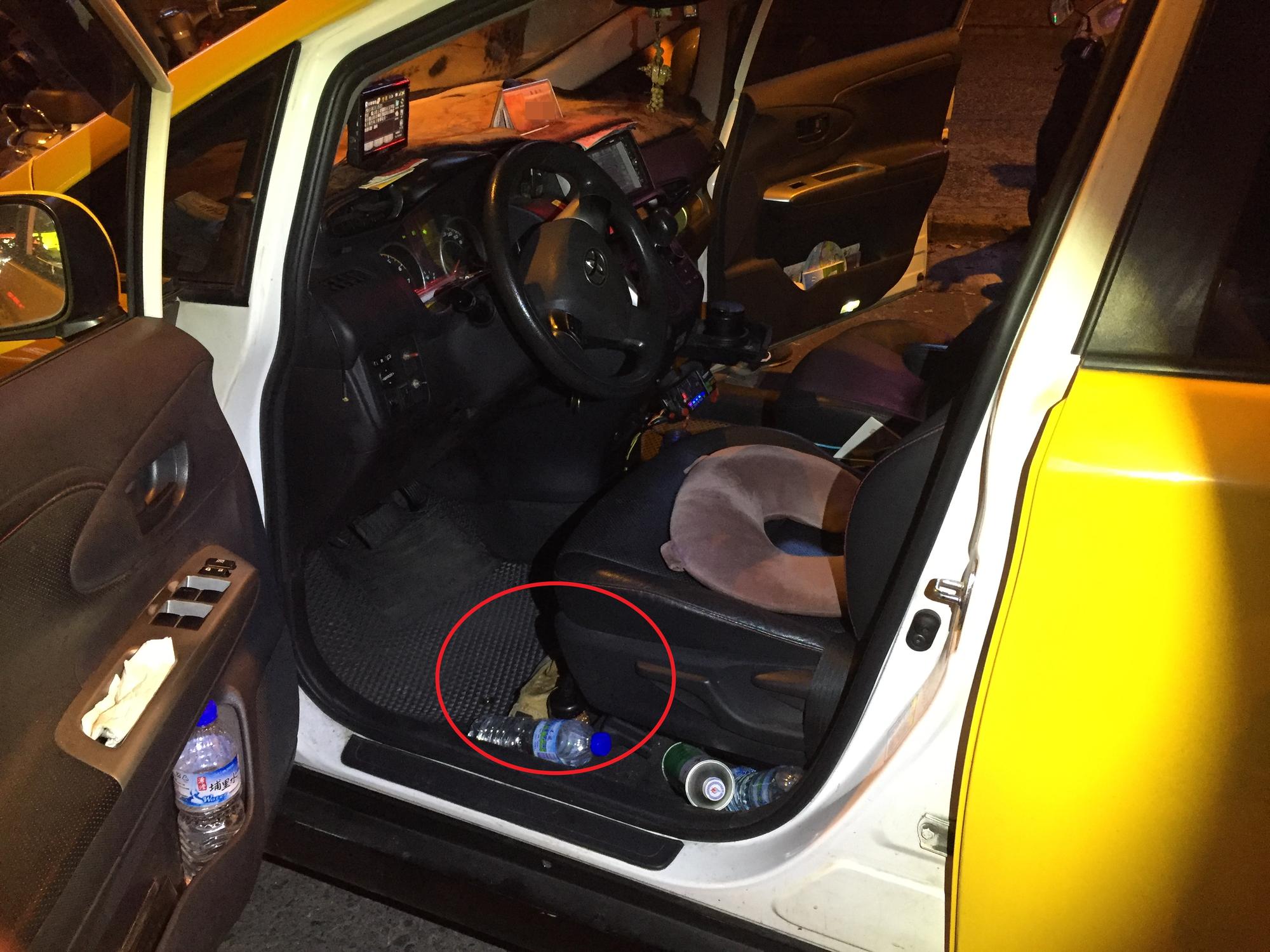 嫌犯開計程車竟隨時帶著瓦斯槍在街上閒晃、隨機開槍,實在是治安隱憂。(警方提供)