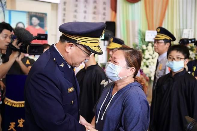 國道警察陳啟瑞8月執勤時命喪國道,時任警政署長陳國恩在公祭時脫口說「因公死亡」,引起議論。(翻攝畫面)