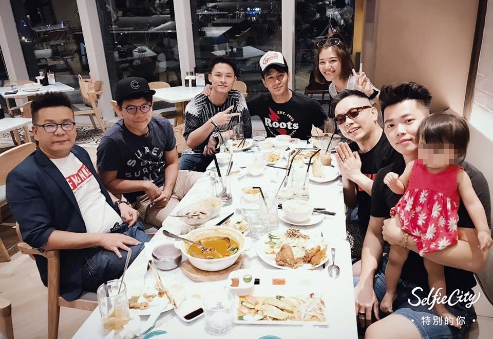 在圈內小氣有名的郭彥均（左4），時常和好友沈玉琳（左1）、詹惟中（右3）等人聚餐，他自招自己只請過1次客。（翻攝自郭彥均臉書）。