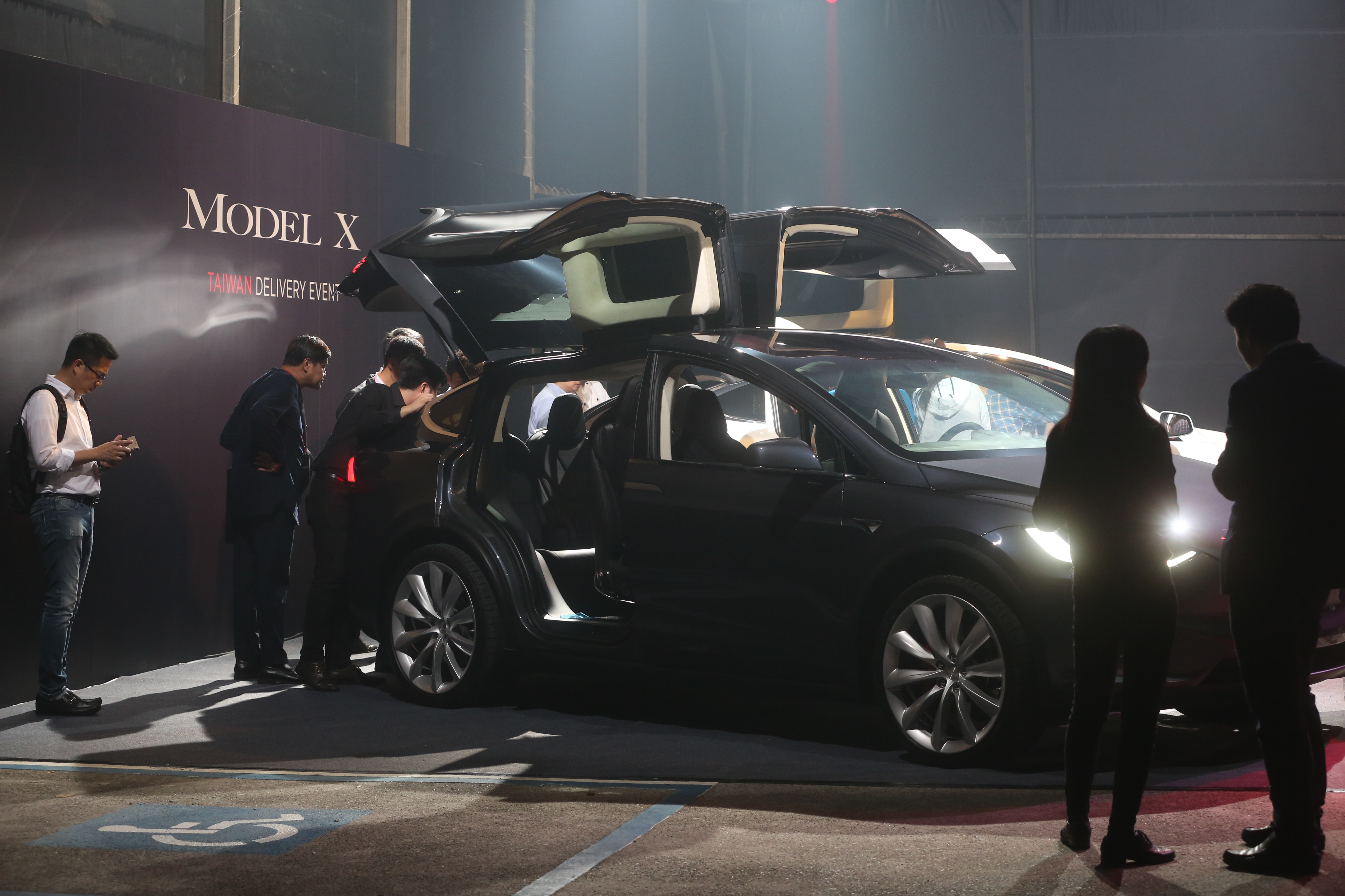 電動車領導廠商特斯拉，雖然目前營運仍處虧損狀態，但近1年股價漲幅近60%，超越蘋果公司。