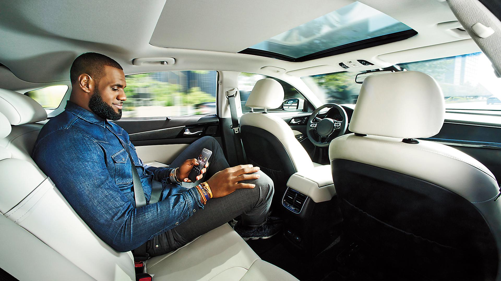 NBA球星LeBron James日前受邀體驗電動車無人自駕系統,從緊張到逐漸安心,甚至還拿出手機拍照。(翻攝Intel官網)