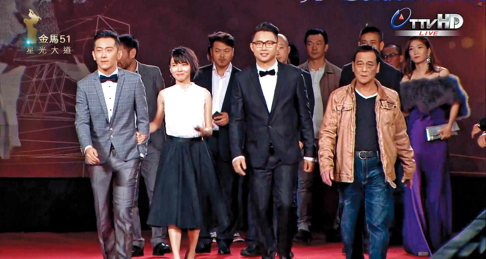 柯汶利(前排右二)執導的《自由人》拿下2014年金鐘獎最佳迷你劇、導演、編劇和音效4項獎。(翻攝自台視)