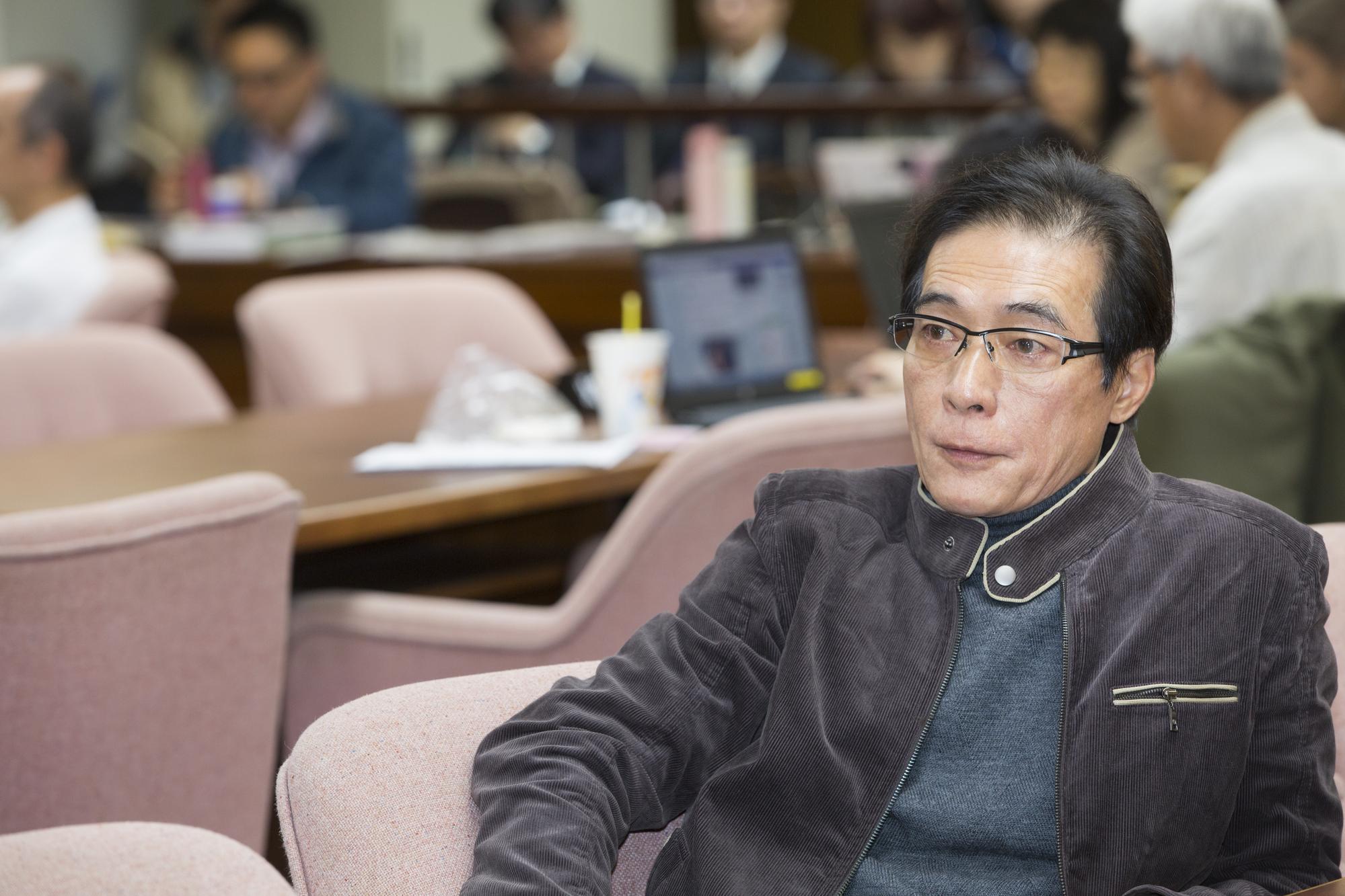 勞工團體出身的不分區立委鍾孔炤也在會中發言開砲。