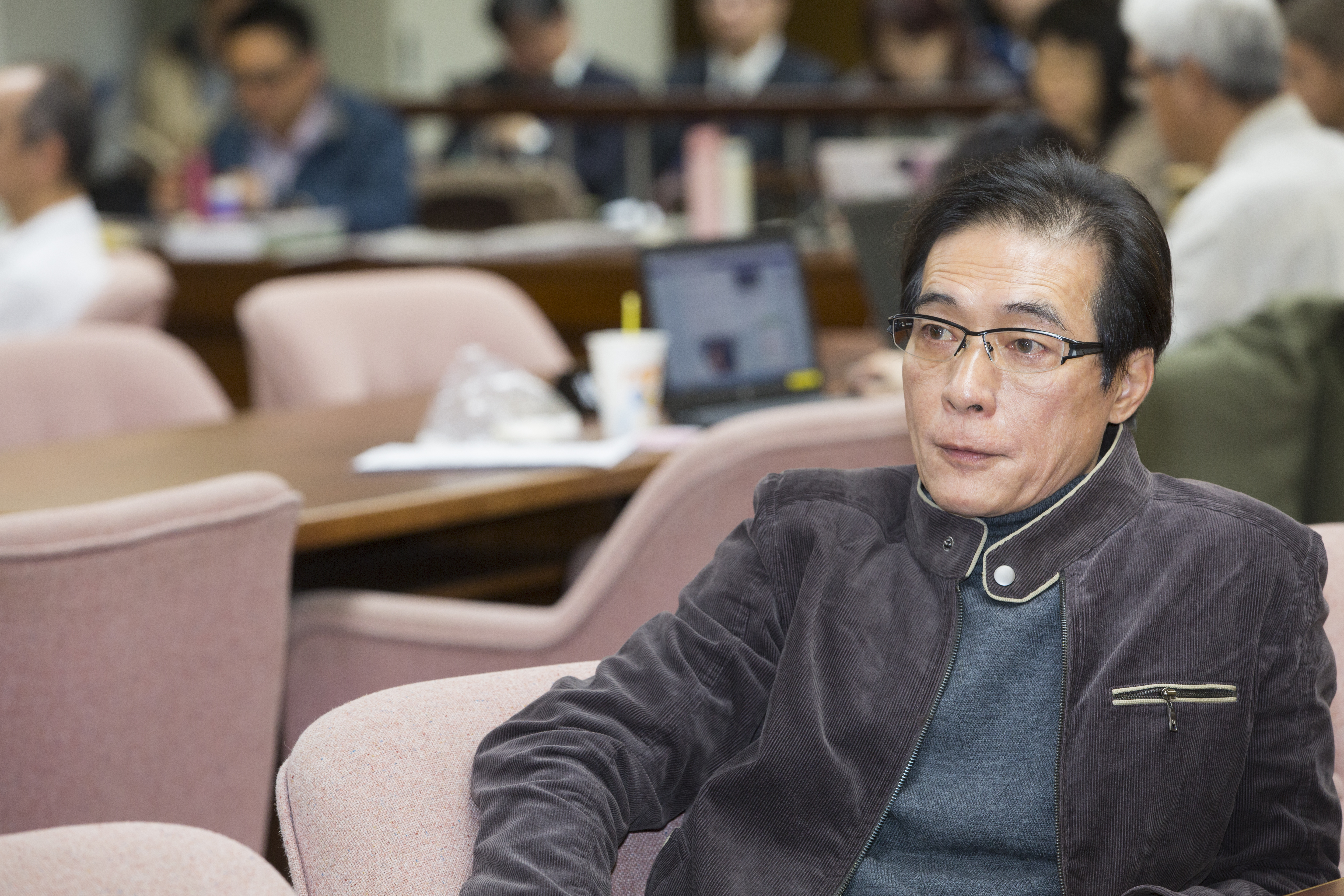 勞工團體出身的不分區立委鍾孔炤也在會中發言開砲。