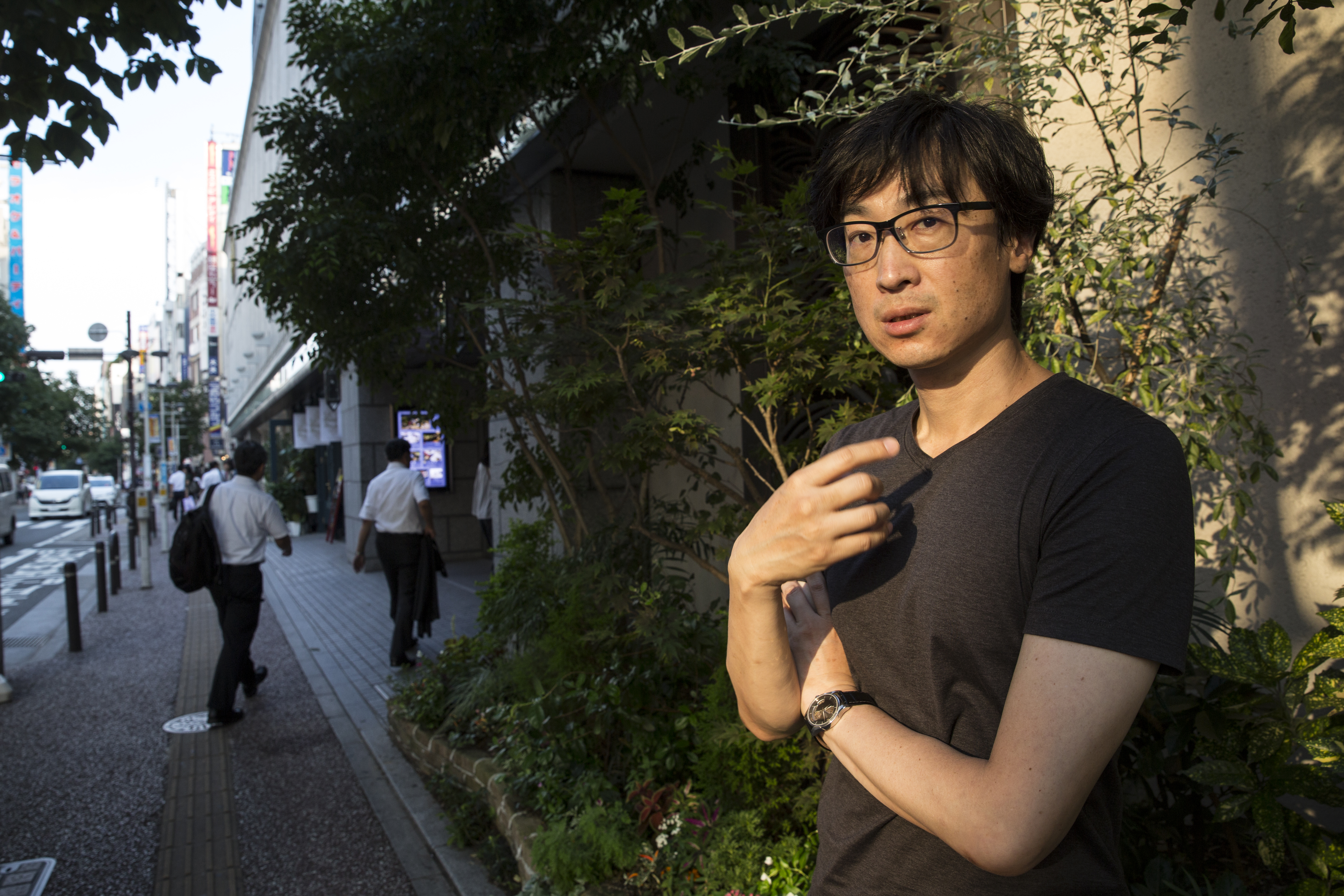 東山彰良個性無拘無束，他說自己不喜歡當個朝九晚五的白領族，只有旅行和寫作是他最喜歡的事情。