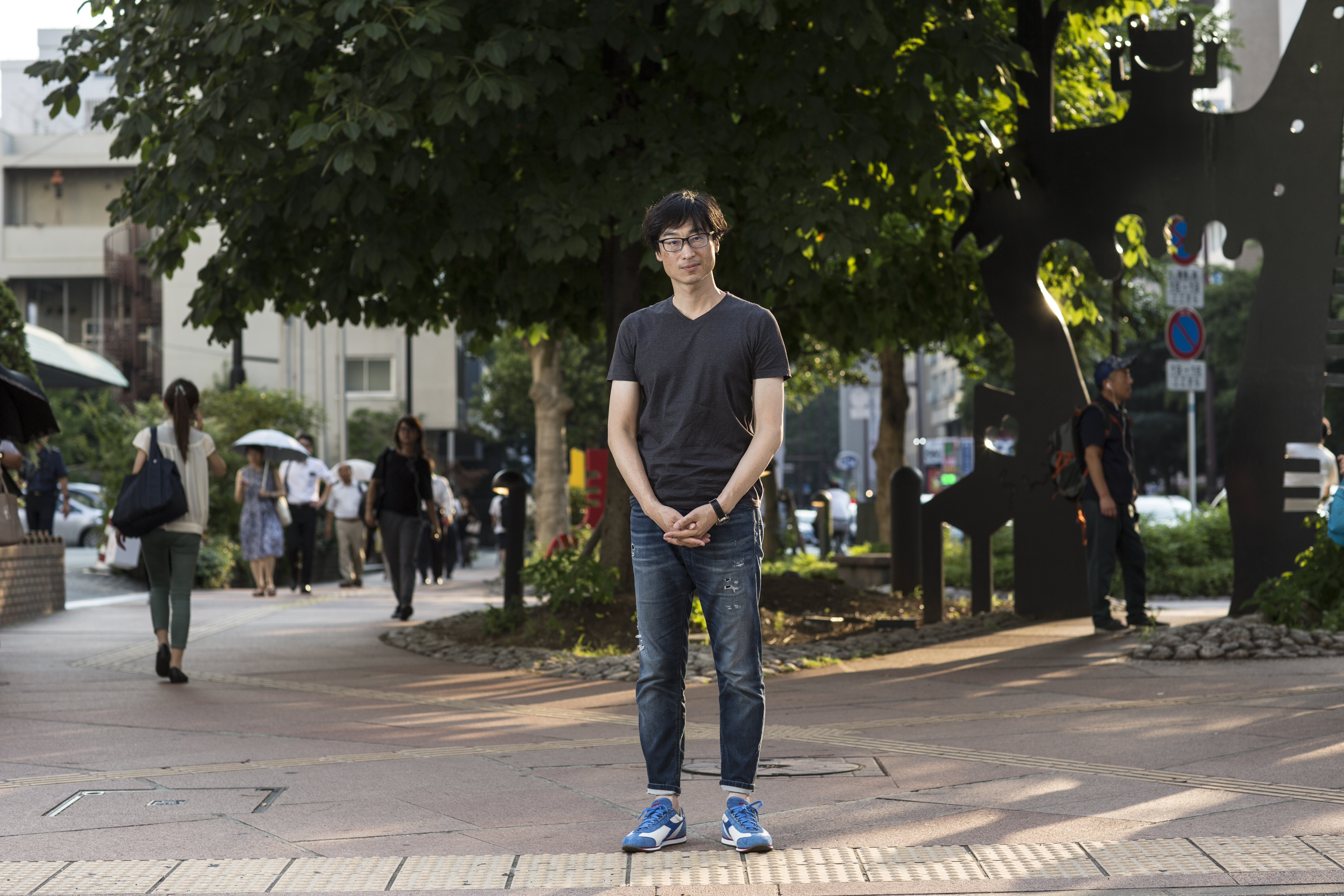 東山彰良擅長寫犯罪推理小說，甚至被東野圭吾譽為「娛樂小說界的王貞治」。