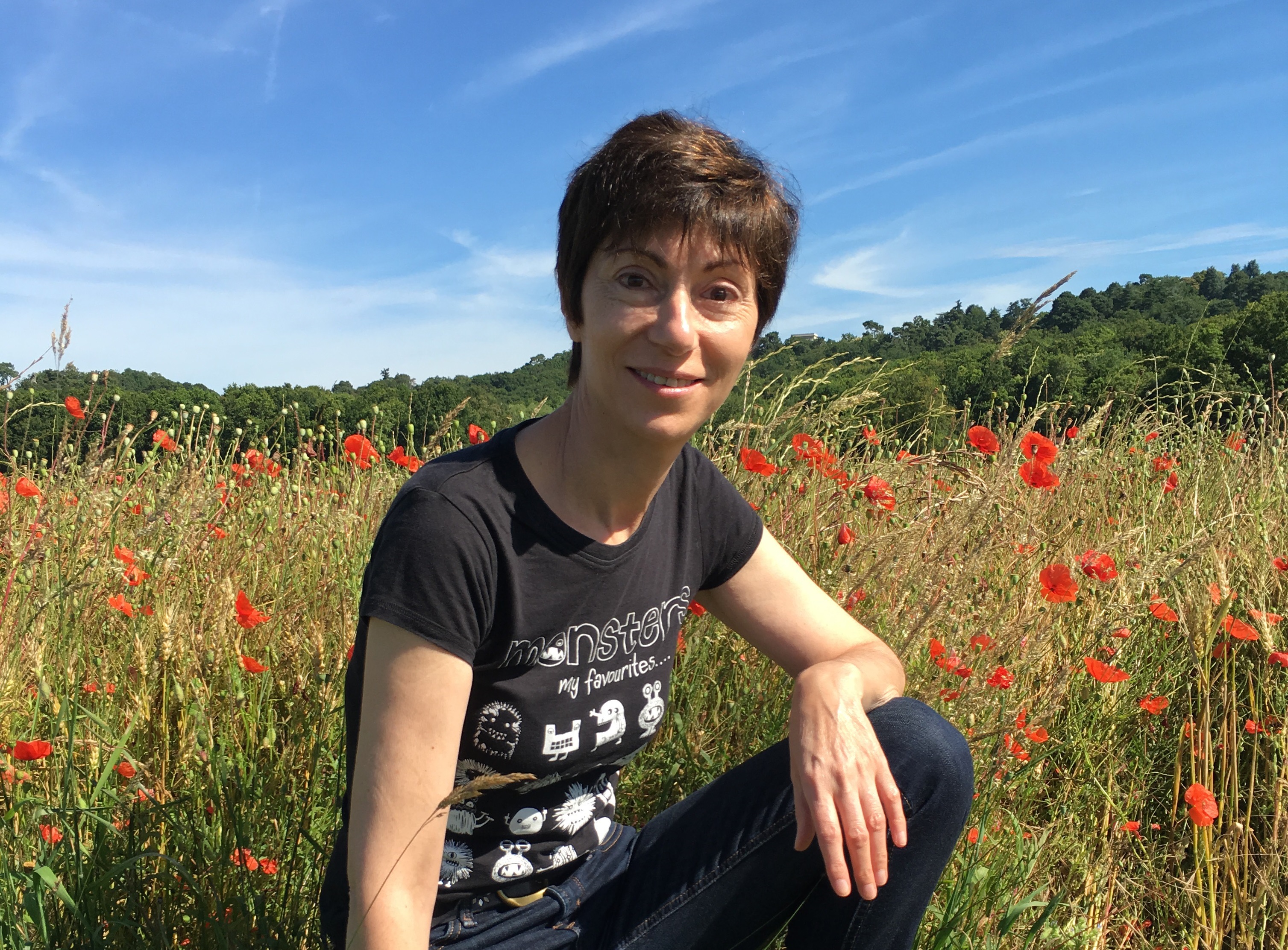 路旁的罌粟花，讓布莉吉特‧范達克利（Brigitte Findakly）想起家鄉伊拉克，遂下車請丈夫幫忙合影。照片攝於去年夏天的法國。（范達克利提供）