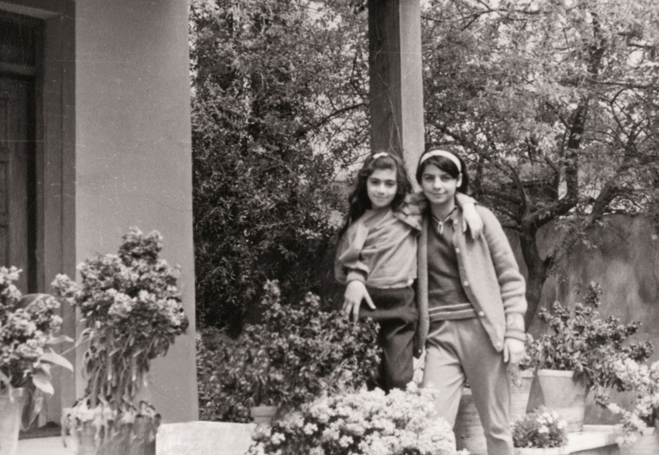 9歲的范達克利（左）和鄰居娜娃。兩家花園之間的門可以互通，因此她們常常一起玩。娜娃的家庭信奉伊斯蘭教，在今年兩人終於見面之前，上一回的見面已是1989年第一次波斯灣戰爭開打前。（范達克利提供）