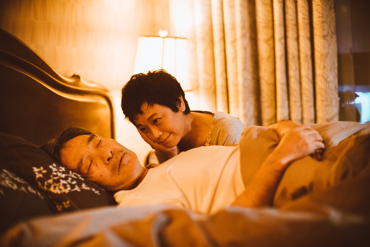 張艾嘉在她自編自導自演的《相愛相親》中，呈現一個女人身為女兒、妻子與母親的不同面向。（ 甲上提供 ）