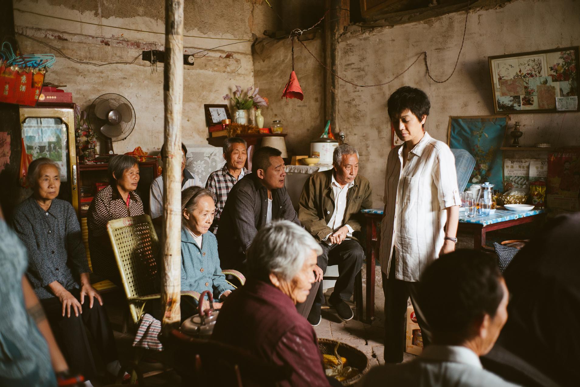 張艾嘉飾演的岳慧英打算為入土家鄉的亡父移墳，因而與亡父的大房槓上。（甲上提供）
