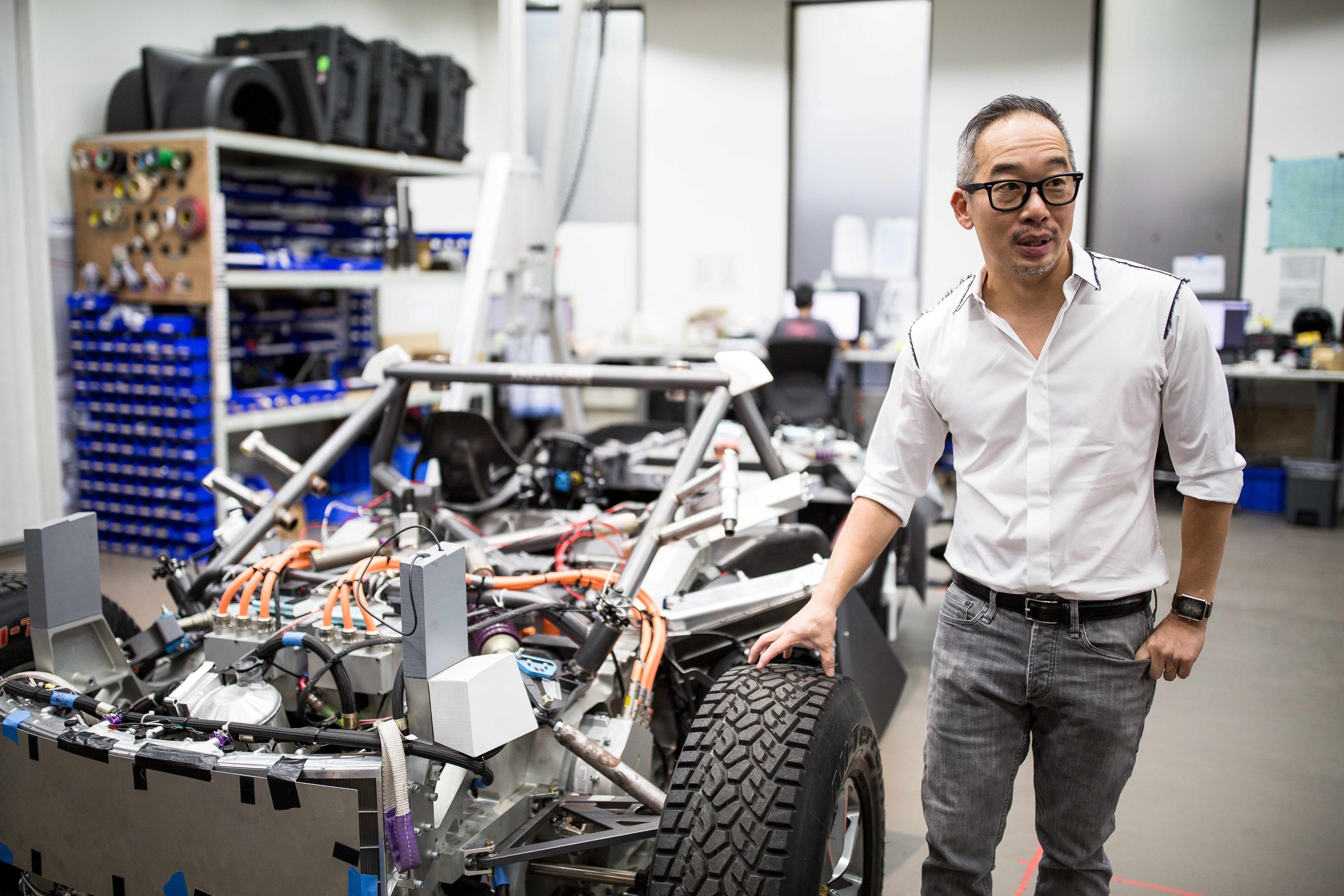 洪裕鈞的左手無名指上有2條靛青色的細線刺青，分別像代表妻子與女兒。