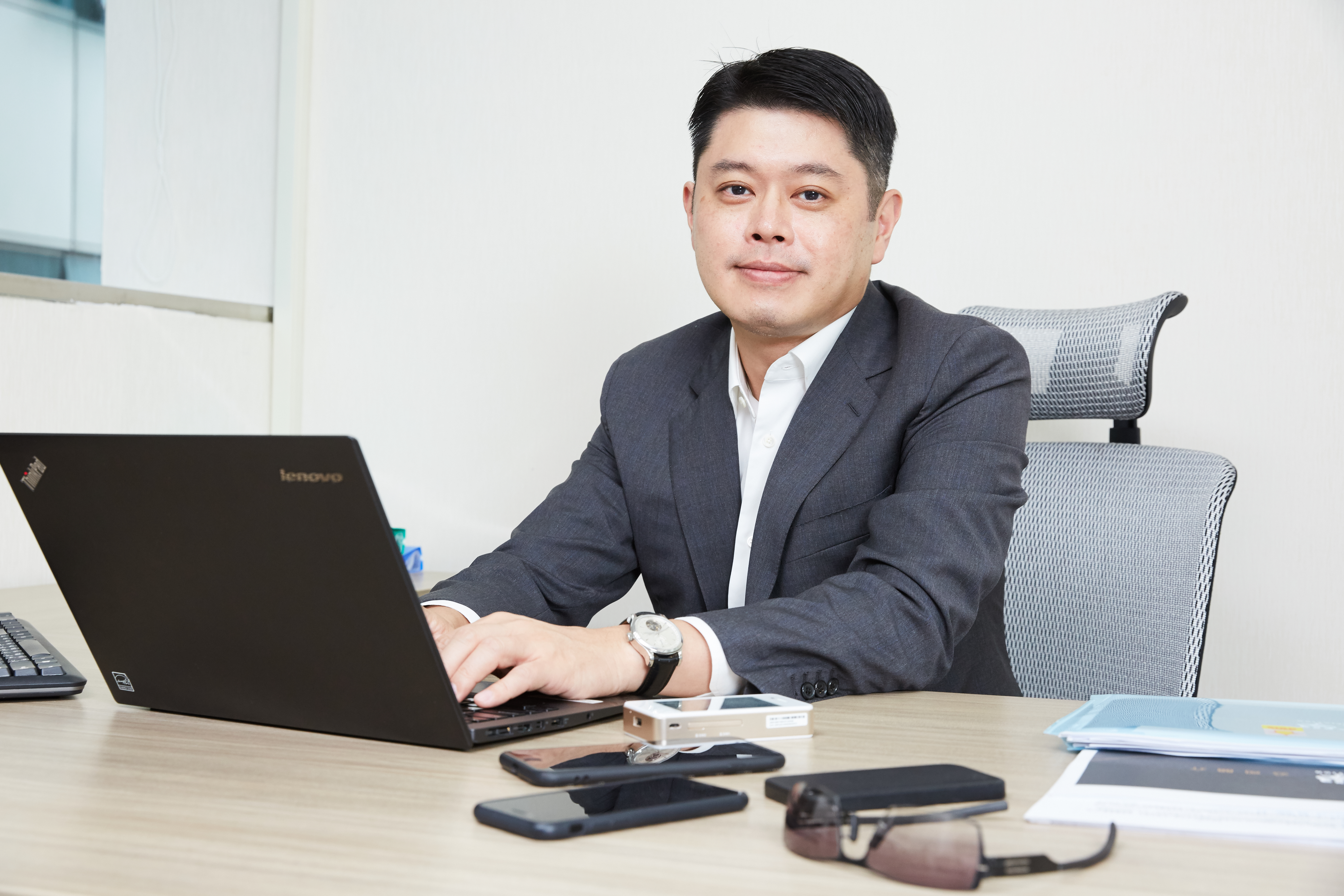 現任盛大集團總裁、前盛大文學董事長邱文友，任內發展全版權策略，讓線上作品成為知名IP。