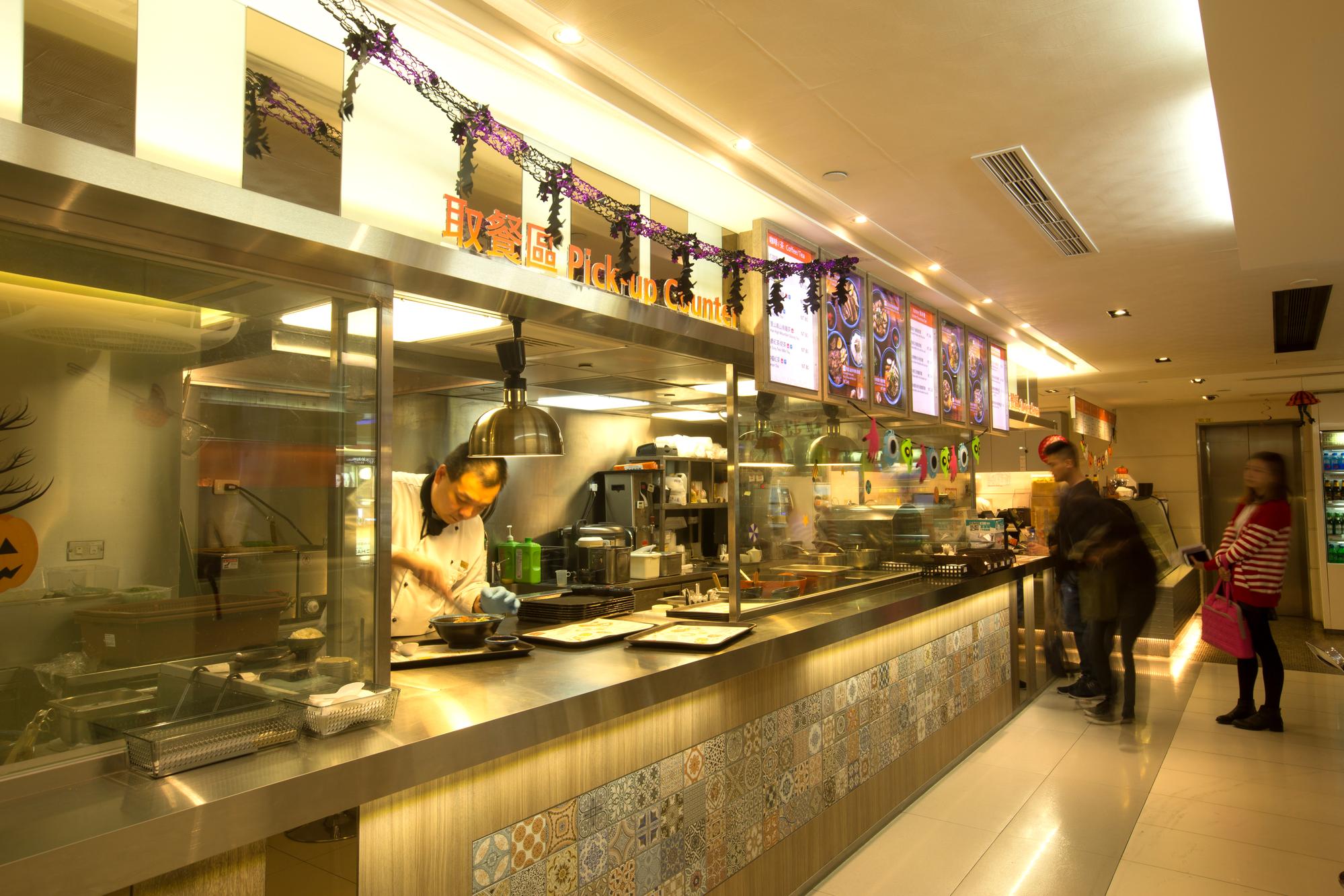 好饕廚房用餐環境明亮舒適，開放式廚房讓餐點製作看得見，旅客吃得也安心。