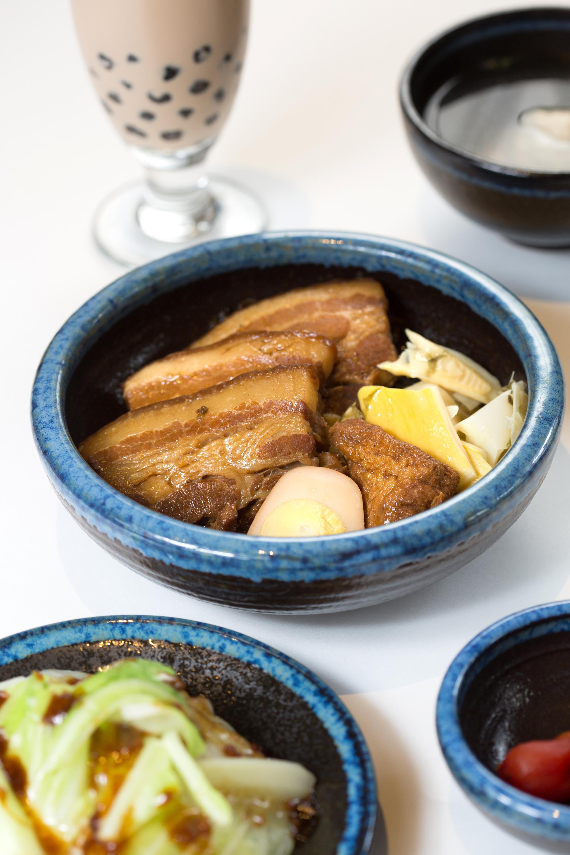 昇恆昌自營餐廳好饗廚房廣蒐全台道地小吃，道道經典又美味。圖為家傳梅干扣肉飯。