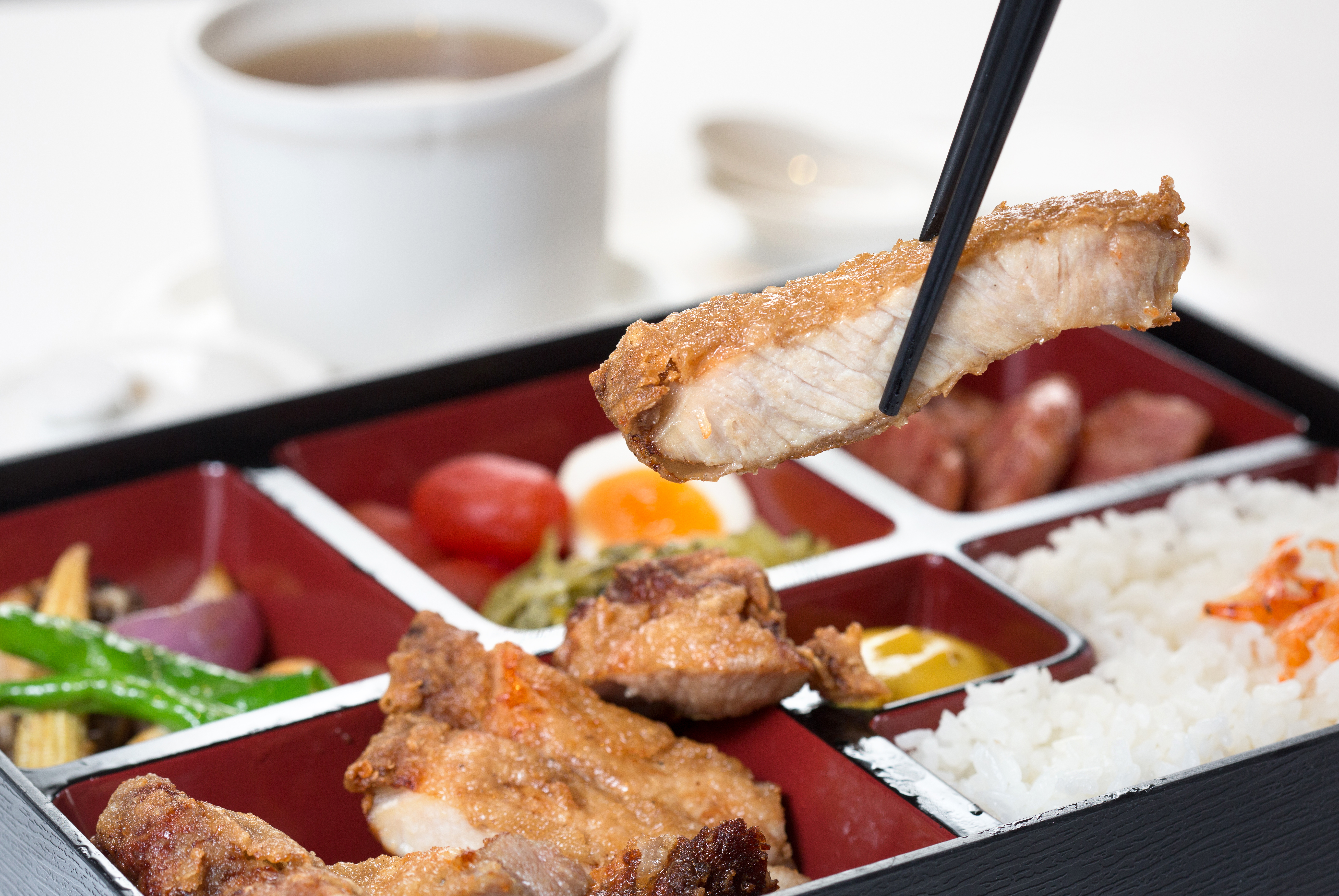 昇恆昌自營餐廳要用超「台」料理，擄獲旅客的心。圖為畢卓樂地餐廳風味排骨餐。