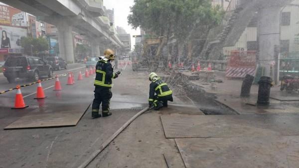 昌平路、文心路口上午瓦斯外洩,警消封鎖現場警戒。(消防局提供)
