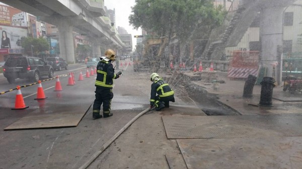 昌平路、文心路口上午瓦斯外洩，警消封鎖現場警戒。（消防局提供）