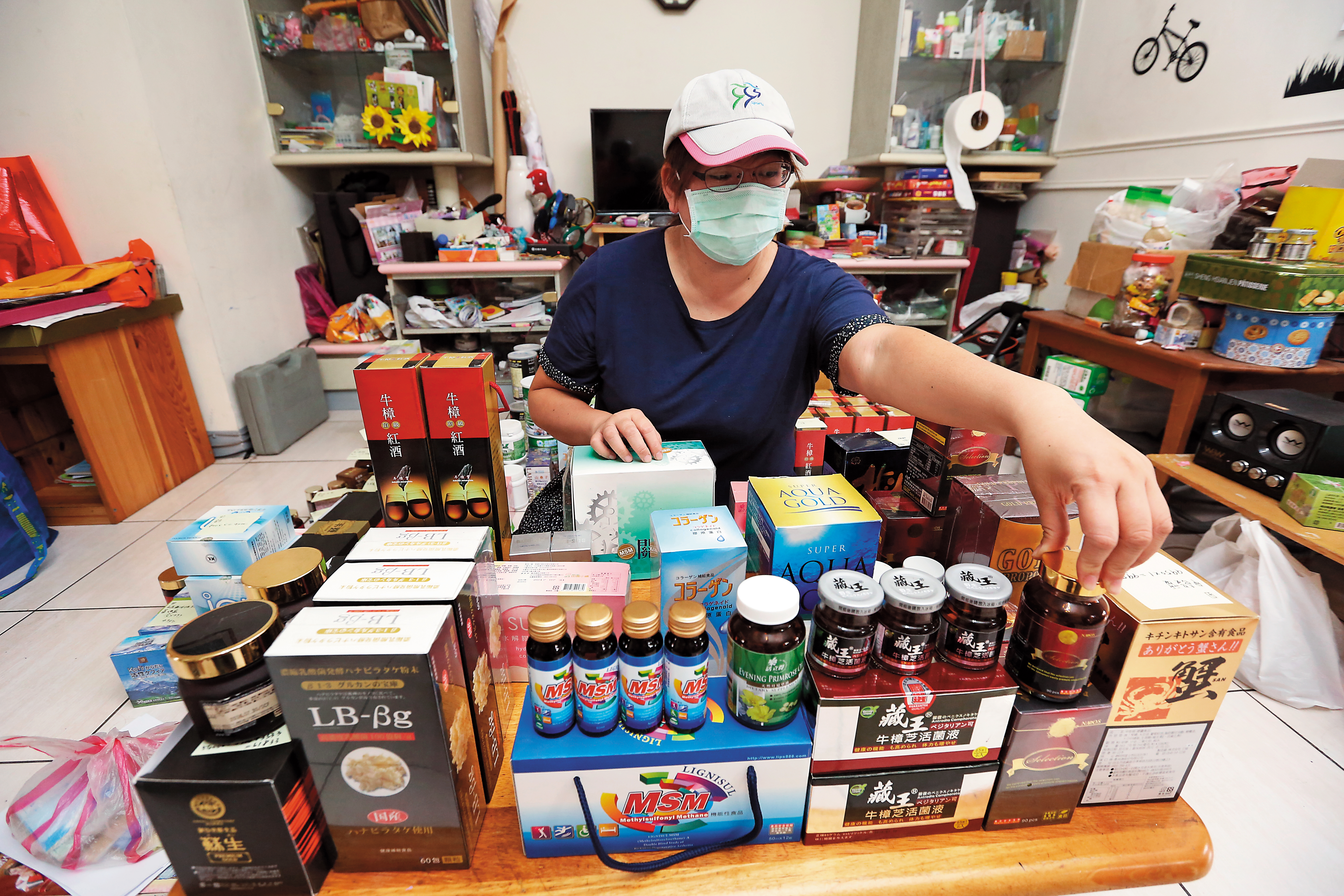 黃小姐指著滿桌的保健食品，怒控直銷商胡亂推銷給母親害命。