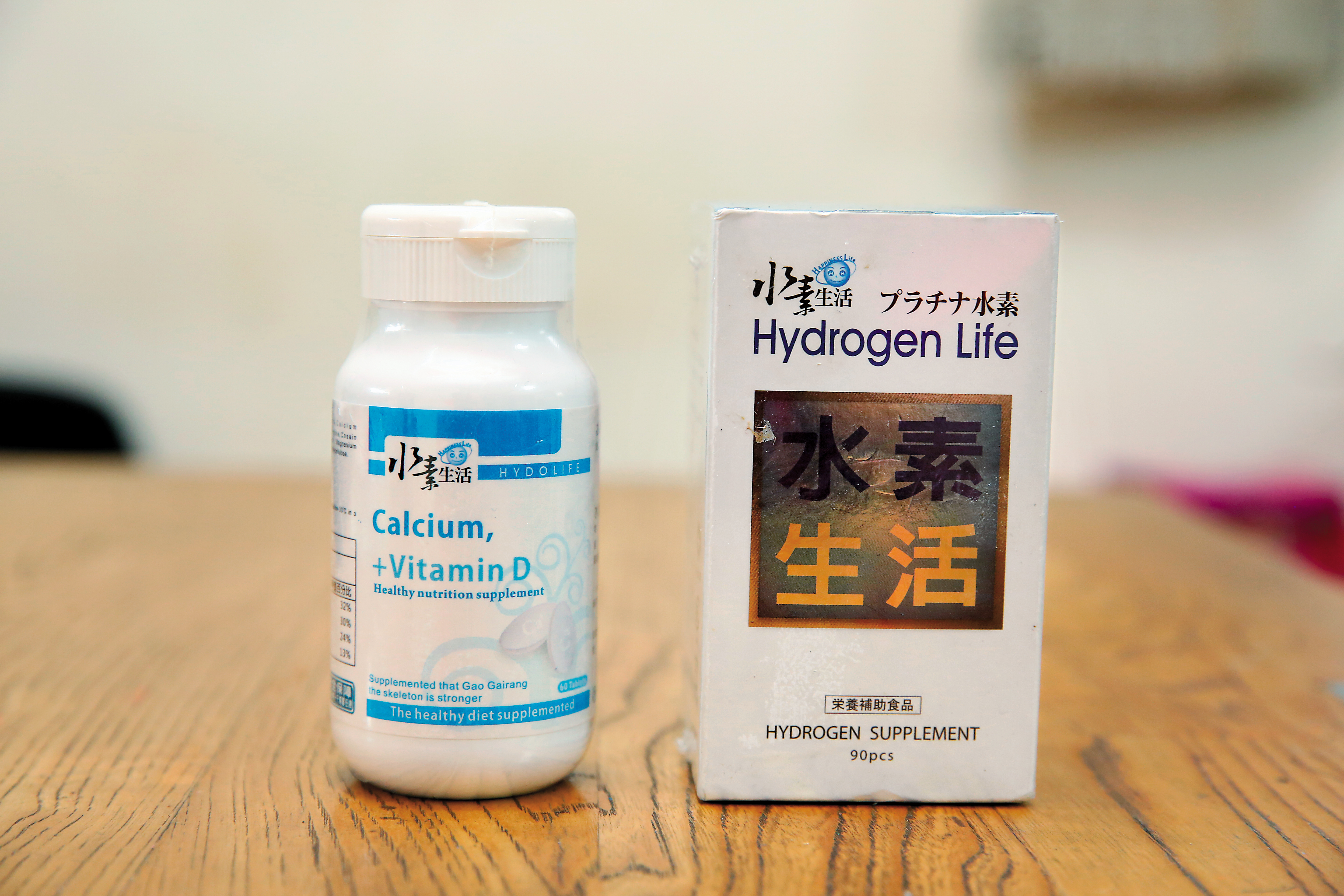  蔬活農場銷售的保健食品，外盒包裝（右）標示還出現日文字樣。