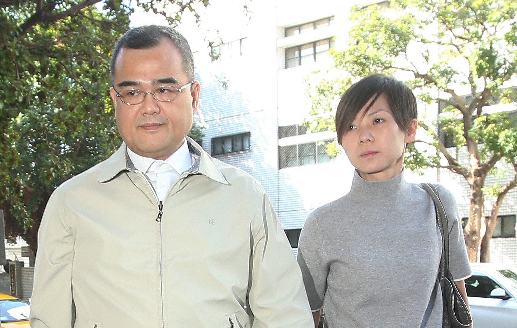 彭愛佳（右）淚求解除限制出境，讓她赴中國採訪，法院認為，她遭限境仍被中視重用，可見得彭愛佳能否出國採訪，並非中視高層所在意，駁回聲請。（中央社）