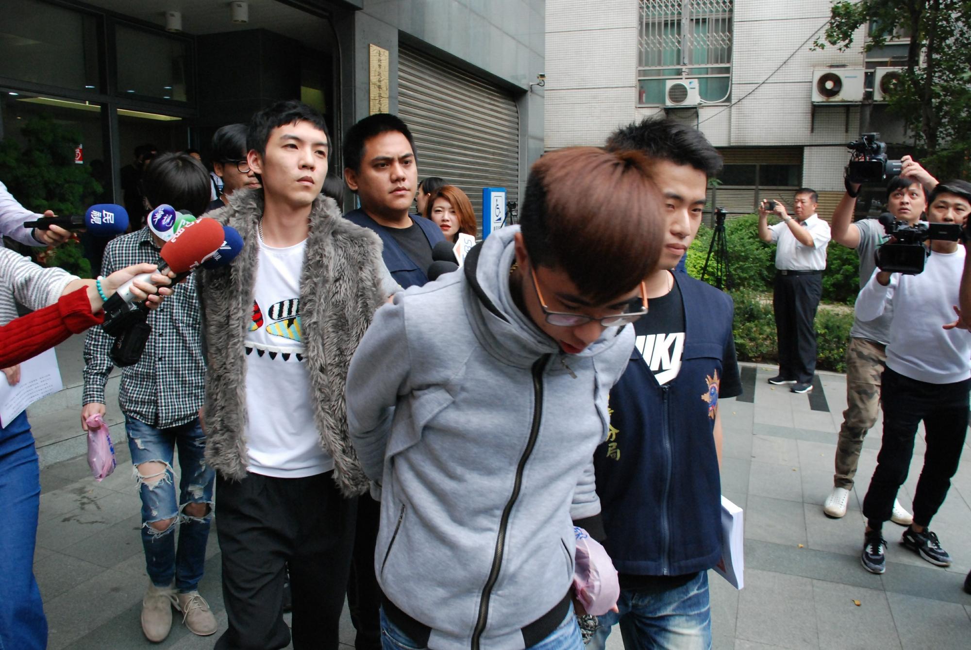 因沉迷於簽球版而欠下債務的黃男(灰色毛衣者),在債主上門後撂人來助陣。(警方提供)