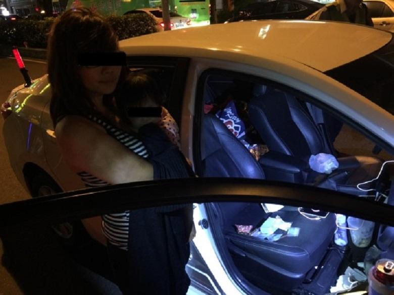 邱姓女子被查獲持有毒品時，手邊還抱著女嬰。（警方提供）