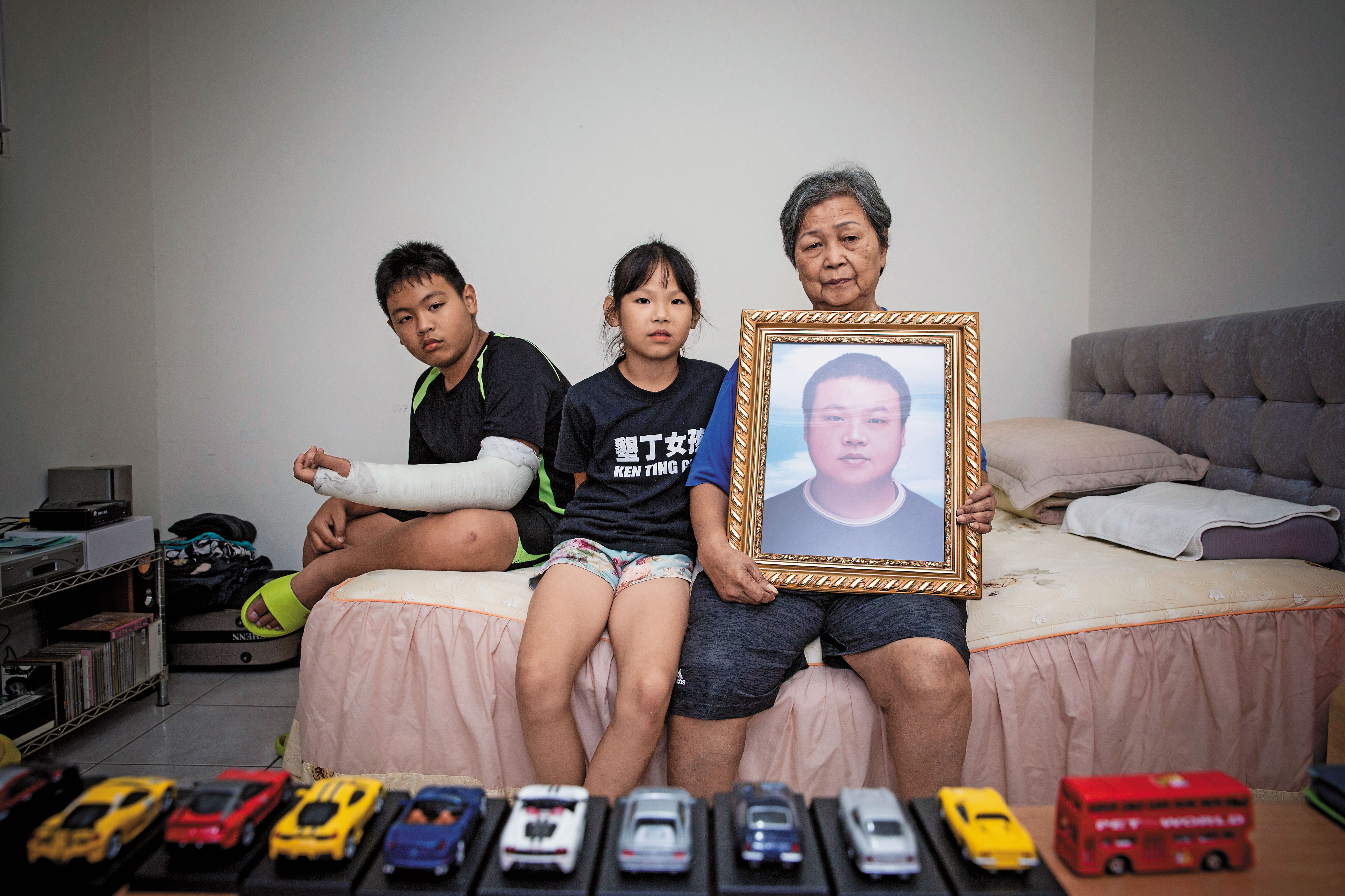 陸客團司機陳俊男今年3月因過勞死亡，身後留下2個還在讀國小的兒女及高齡老母。