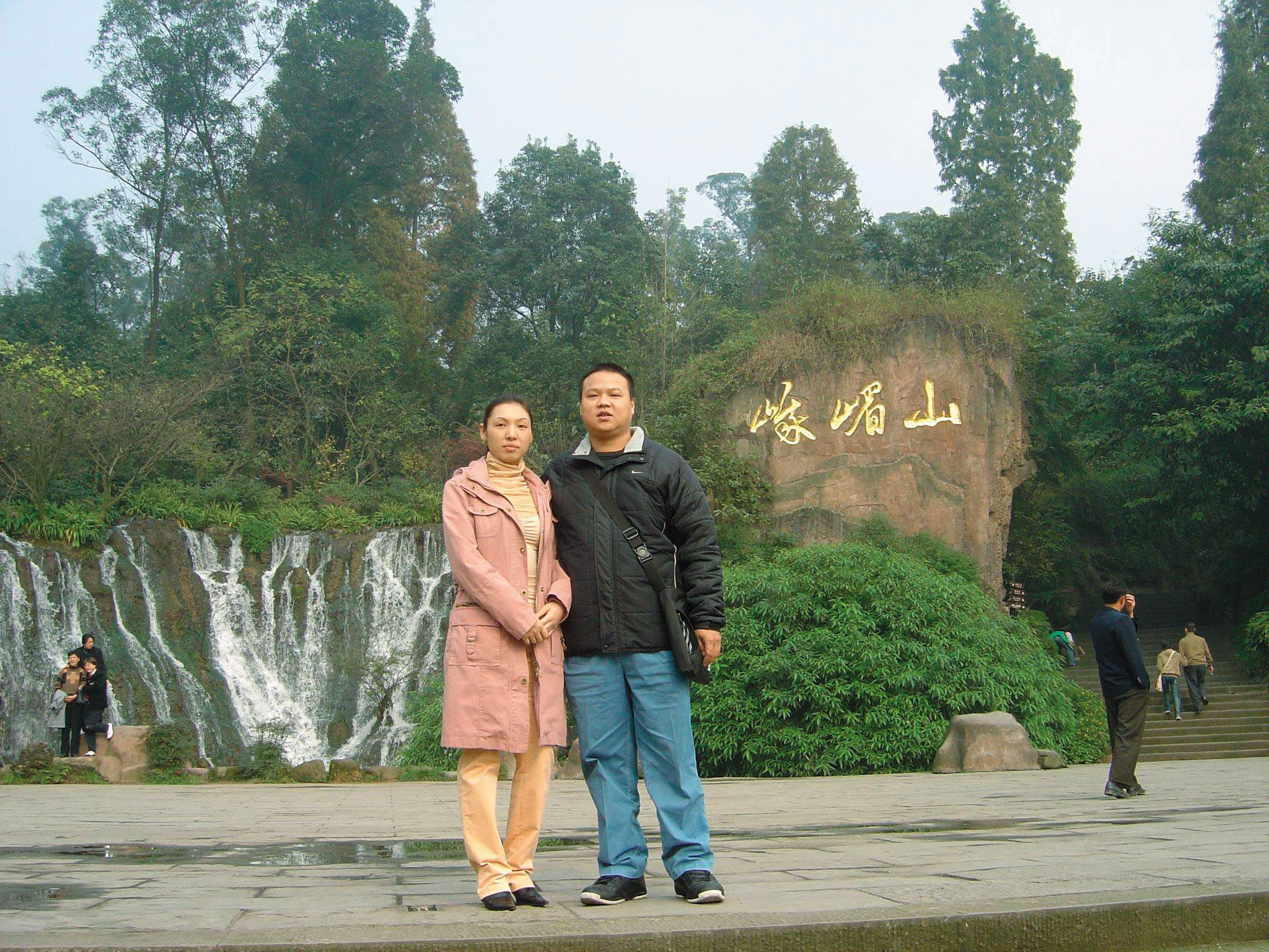 陳俊男(右)與前妻黃夢(左)在海南島相識,婚後回台生子,家中經濟日漸困頓,夫妻經常大吵,2014年離婚。圖為2人在峨嵋山留影。(翻攝自臉書)