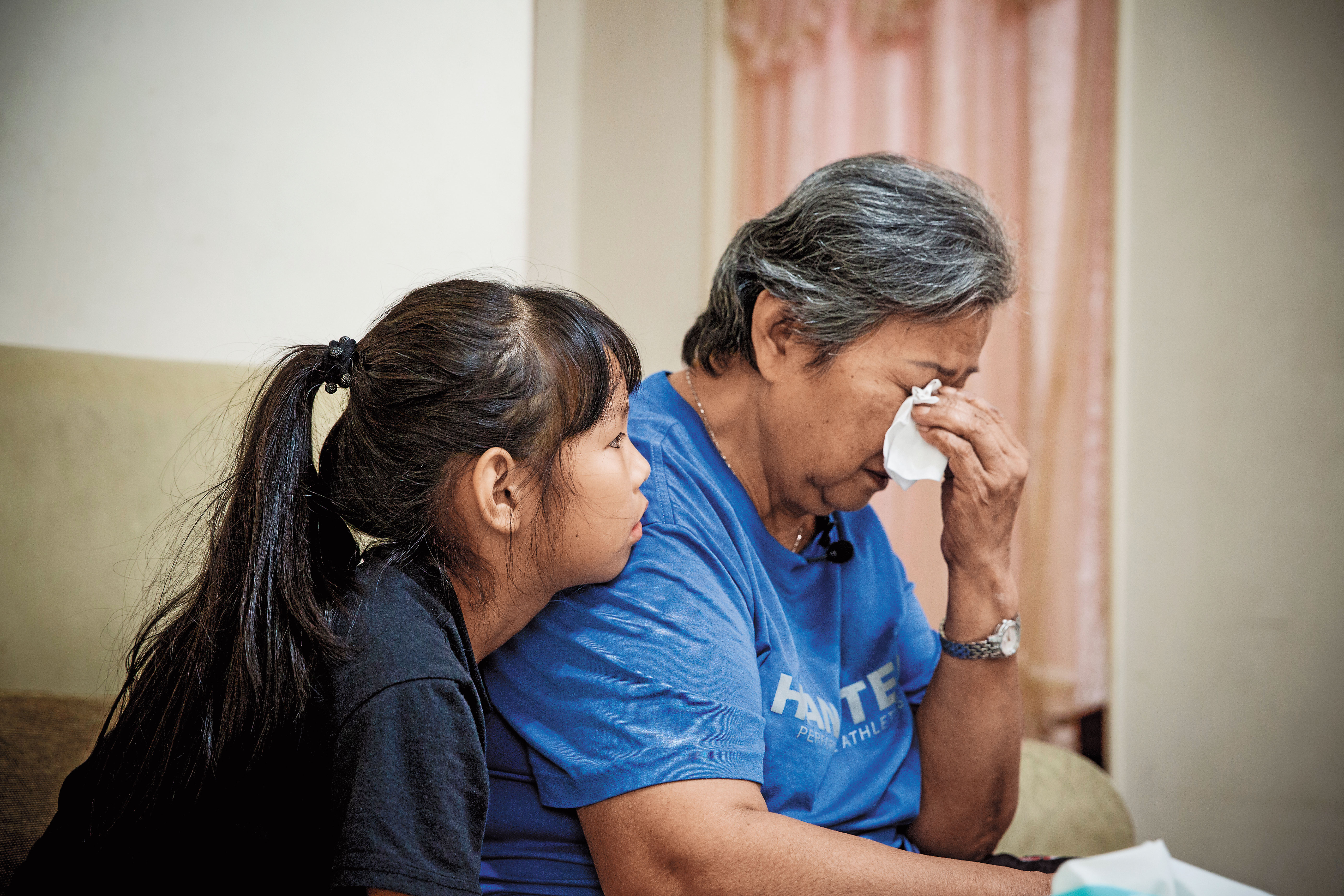 陳俊男的母親賴秀鳳（右）高齡77歲，獨居照顧孫兒女，說起兒子傷心落淚。