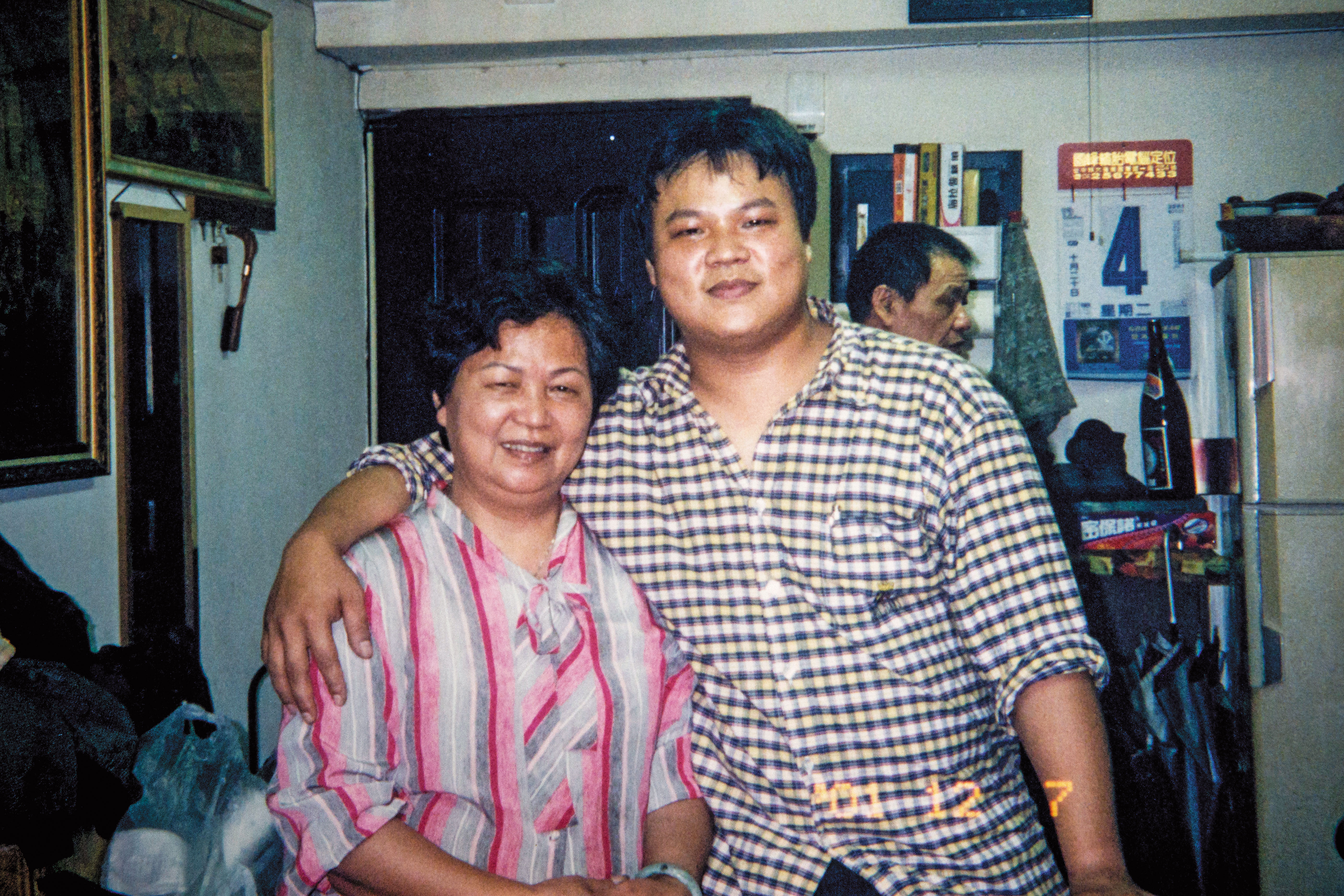 賴秀鳳（左）年輕時丈夫早逝，獨自擺攤賣早餐，養大陳俊男（右）等五個子女。（家屬提供）