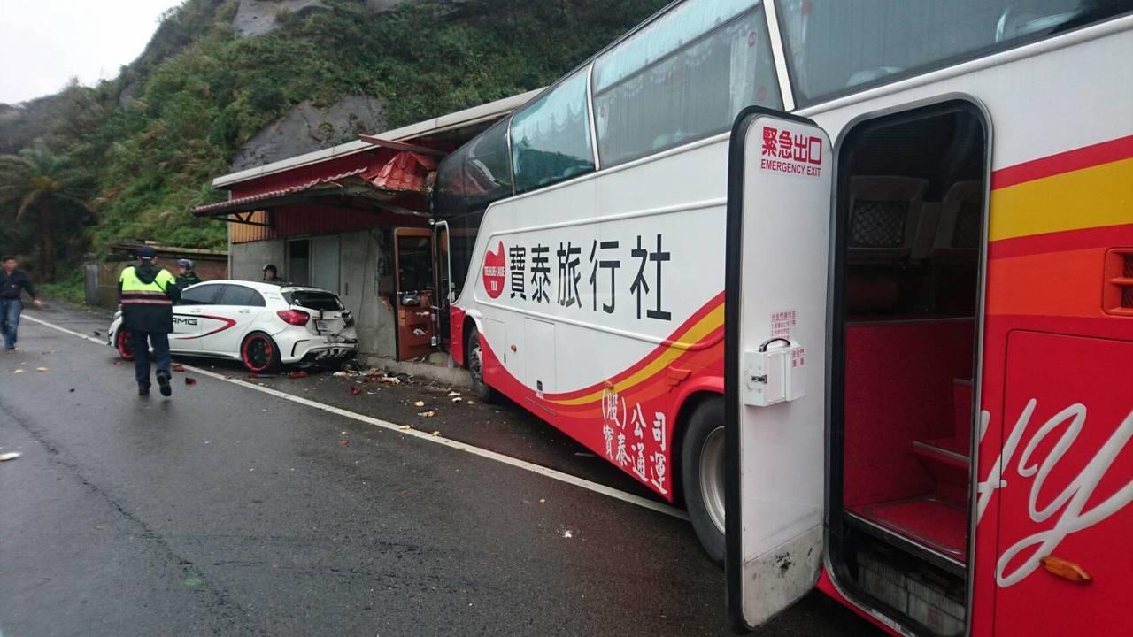 今年3月6日，陳俊男開車時發生心因性休克，車子失控撞上民宅及車輛，車上20餘名陸客均安。（警方提供）